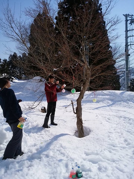 地域の幼児と雪遊びをするために，学生たちと準備をしている様子（2017年３月）
