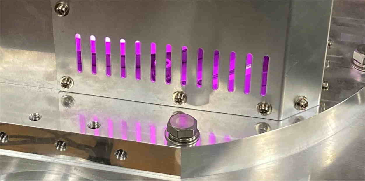 半導体製造工程の模擬プラズマ。赤い発光がアルゴンプラズマからのもの。ここに実際は酸素や窒素、CF4などを混入し、半導体製造工程に応用する。その発光を分光解析し、プラズマの計測制御を目指している。