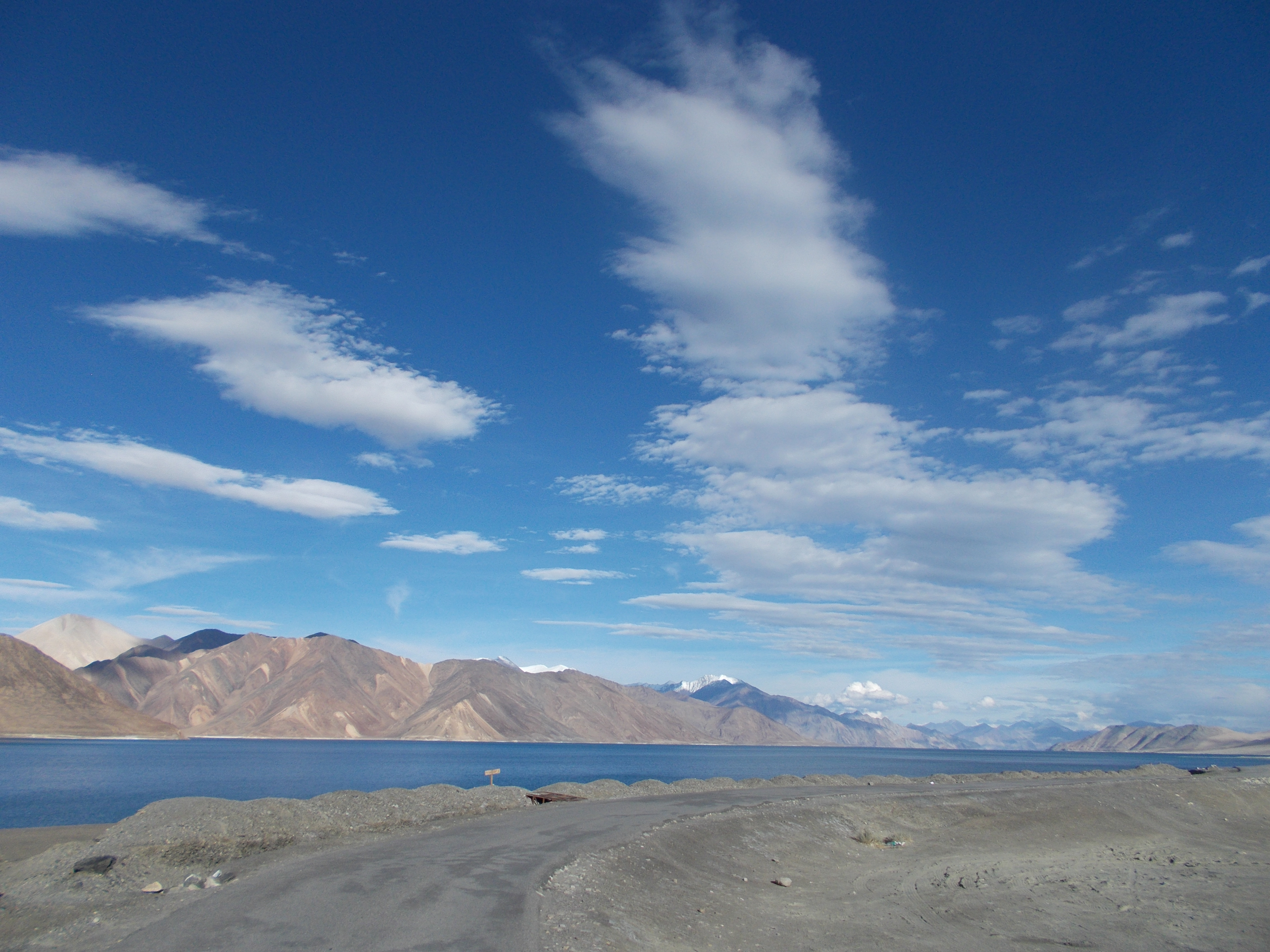 研究調査地域、北西インドラダック地方の標高4,350mに位置するヒマラヤの内陸湖（パンゴン湖）。湖の向こう側は、中華人民共和国のチベット自治区。