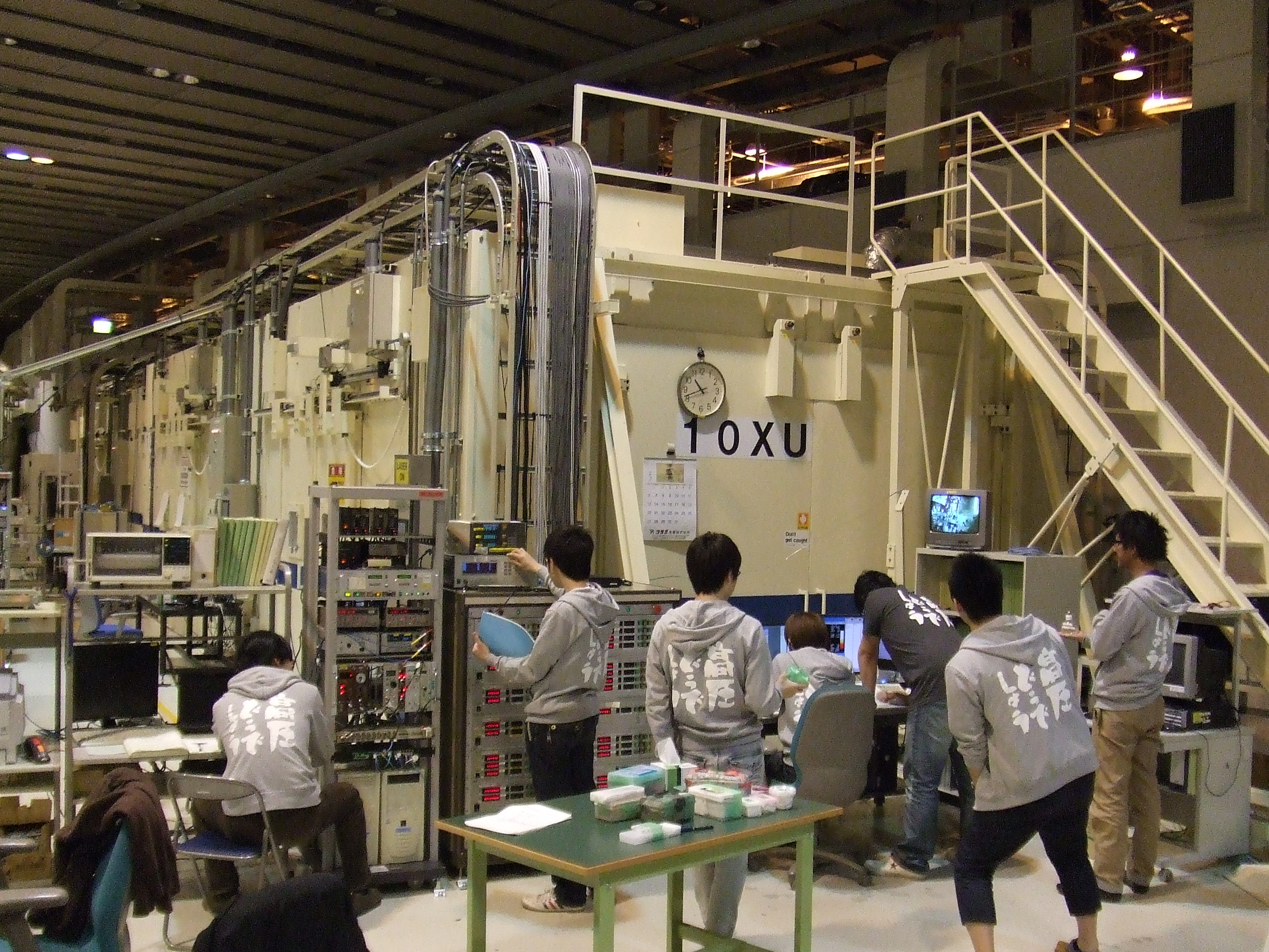 大型放射光施設SPring-8のBL10XUビームラインでの実験風景