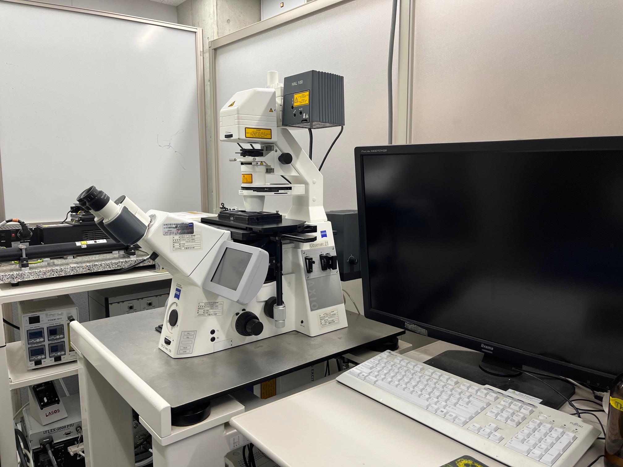 作製した材料が、細胞や組織の中でどのようにはたらいているかを観察するための特殊な顕微鏡（共焦点レーザー顕微鏡）です。