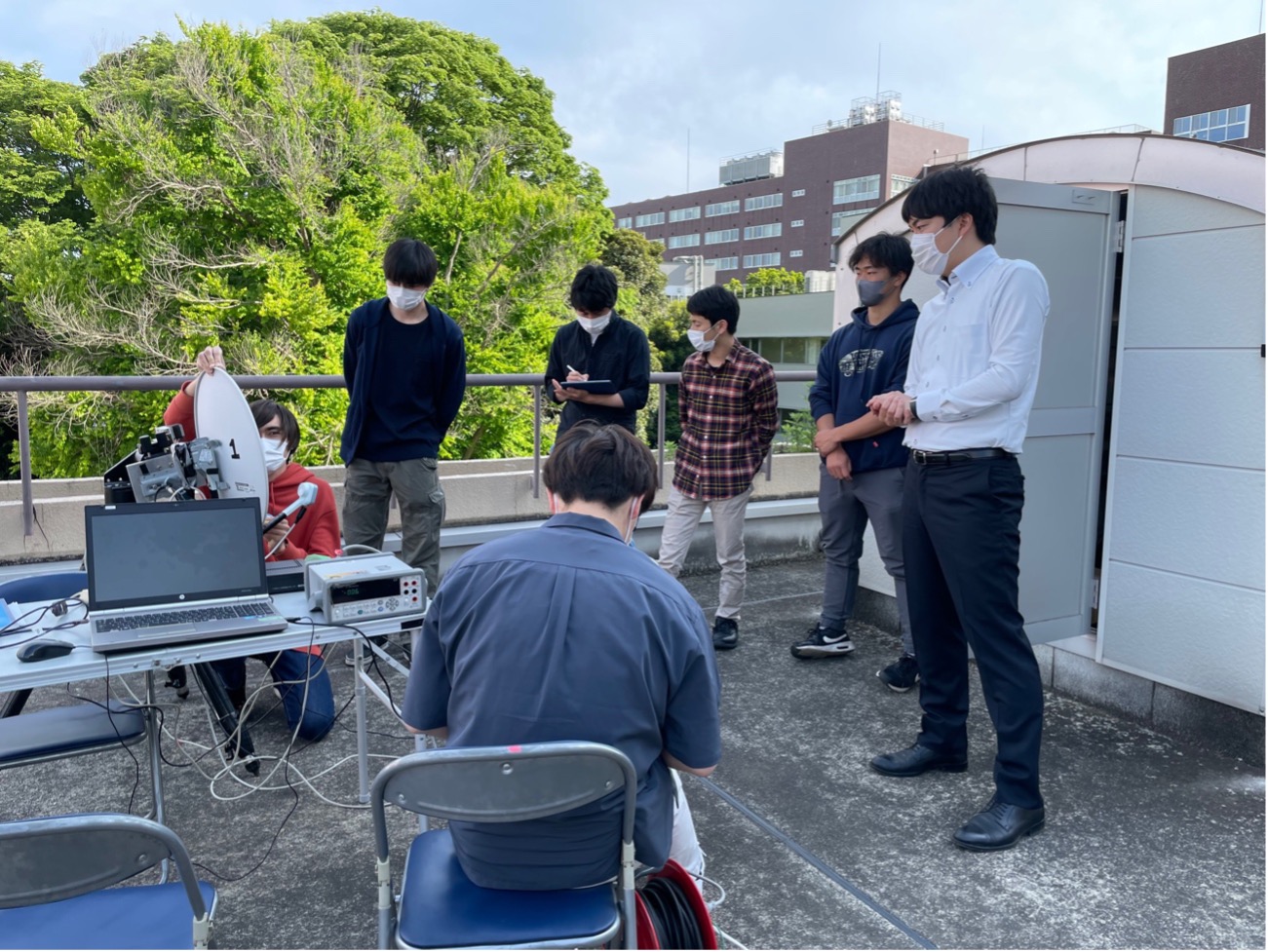 筑波大学3年生向けの授業の様子。小型の電波望遠鏡（パラボラアンテナ）を使った、アンテナの性能評価の実習。