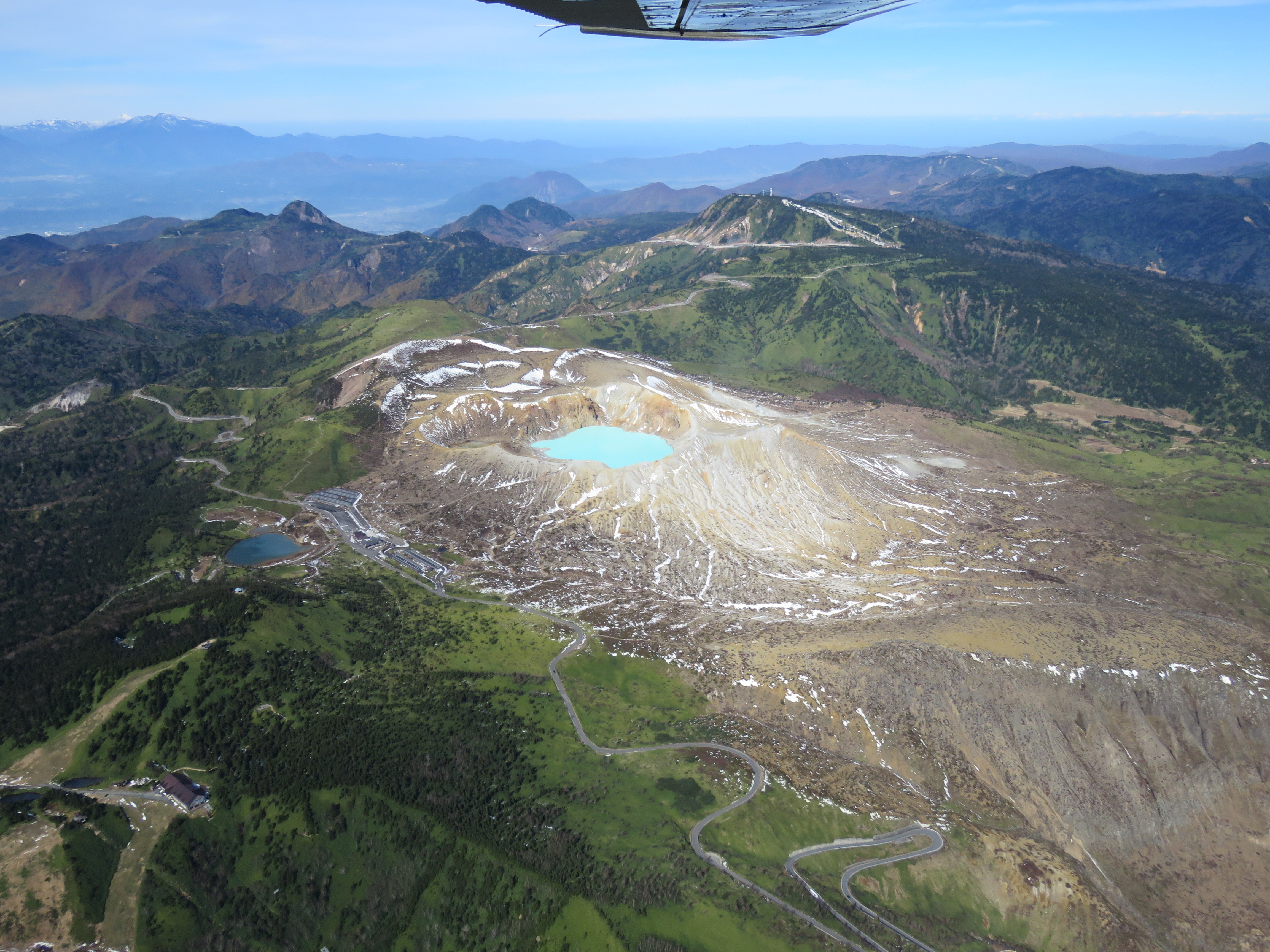 調査中に空から撮影した草津白根山。火山では美しい景観を楽しめますが、噴火の危険もあります。