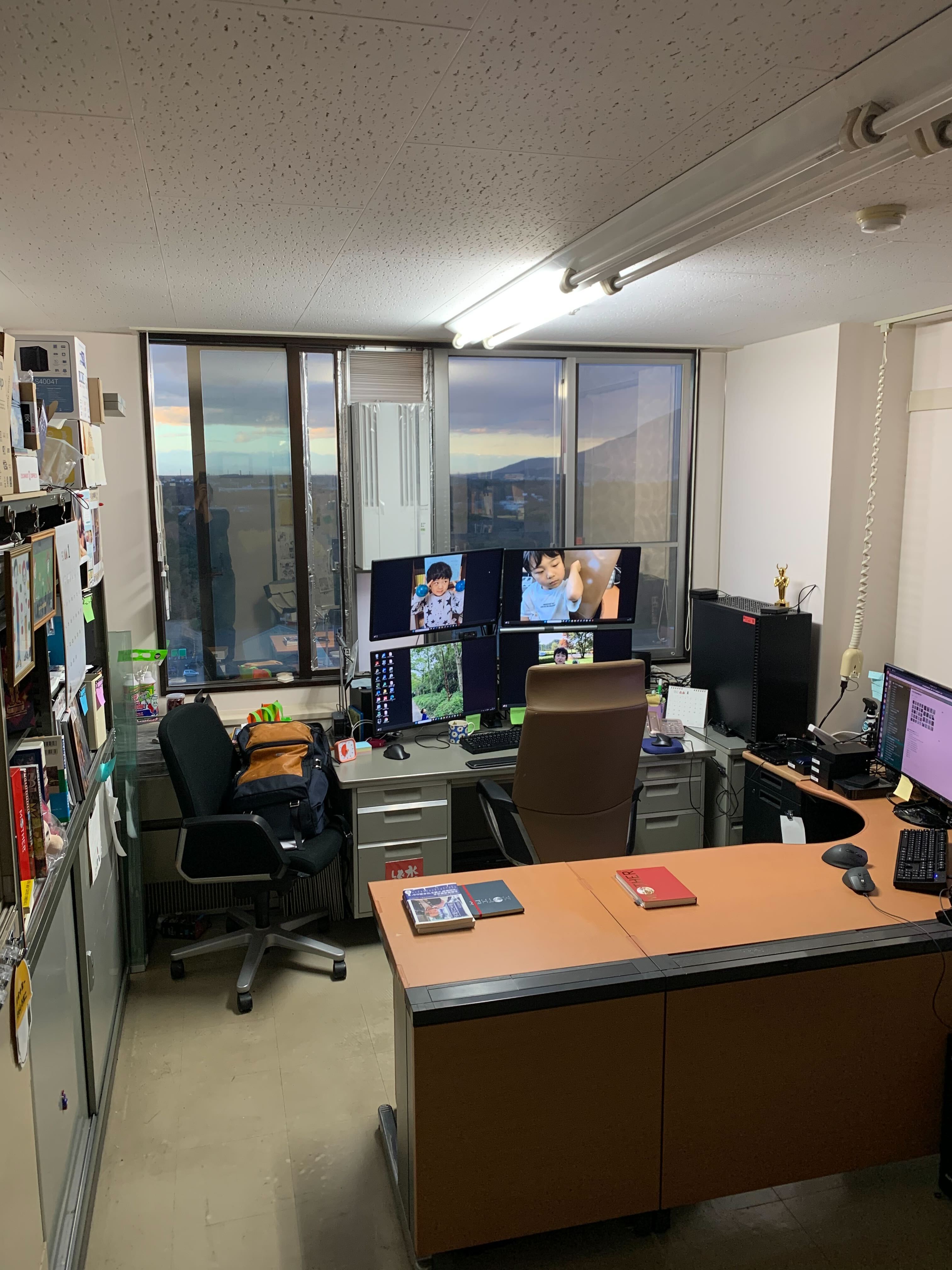 研究室です。窓からは筑波大学の四季の折々の姿をみることができます。