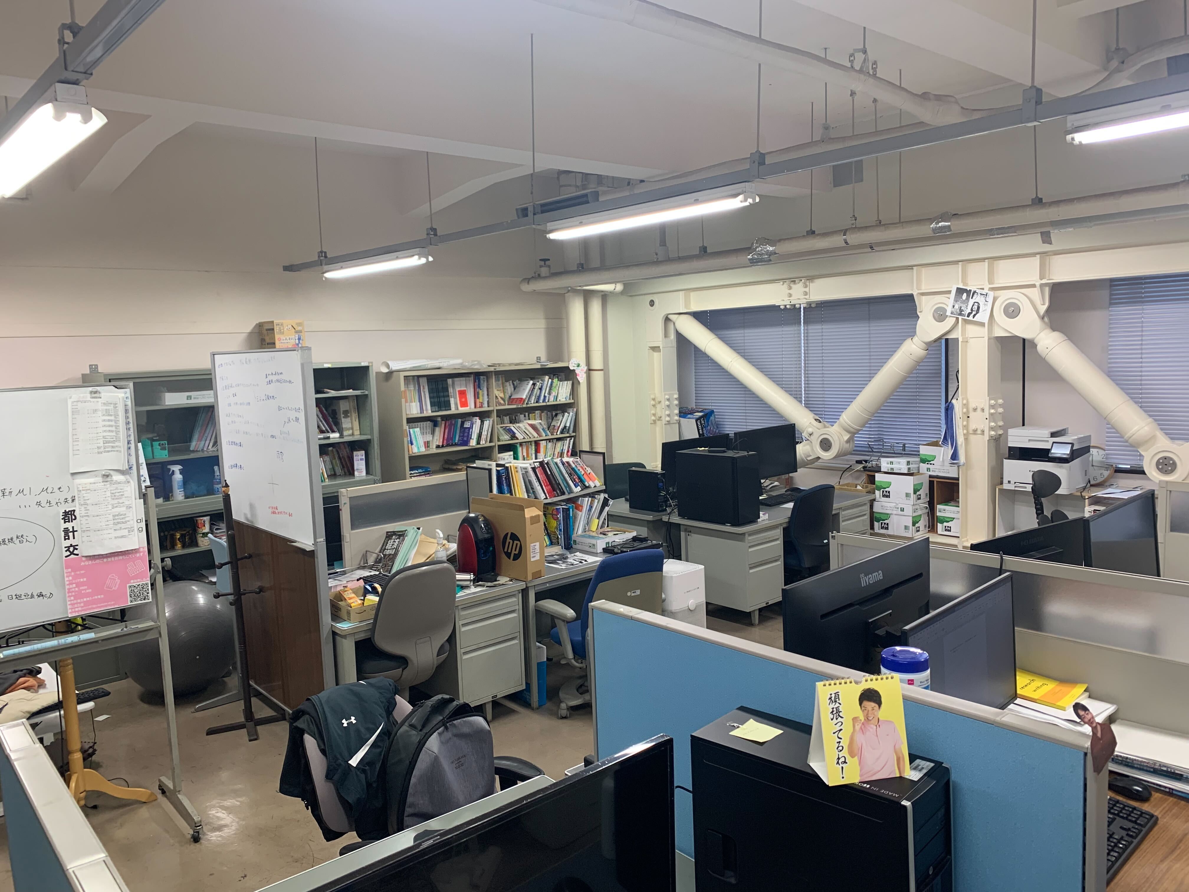 学生さんたちがいる研究室の風景です。私も大学院生の時にまさにこの部屋で研究をしていました。