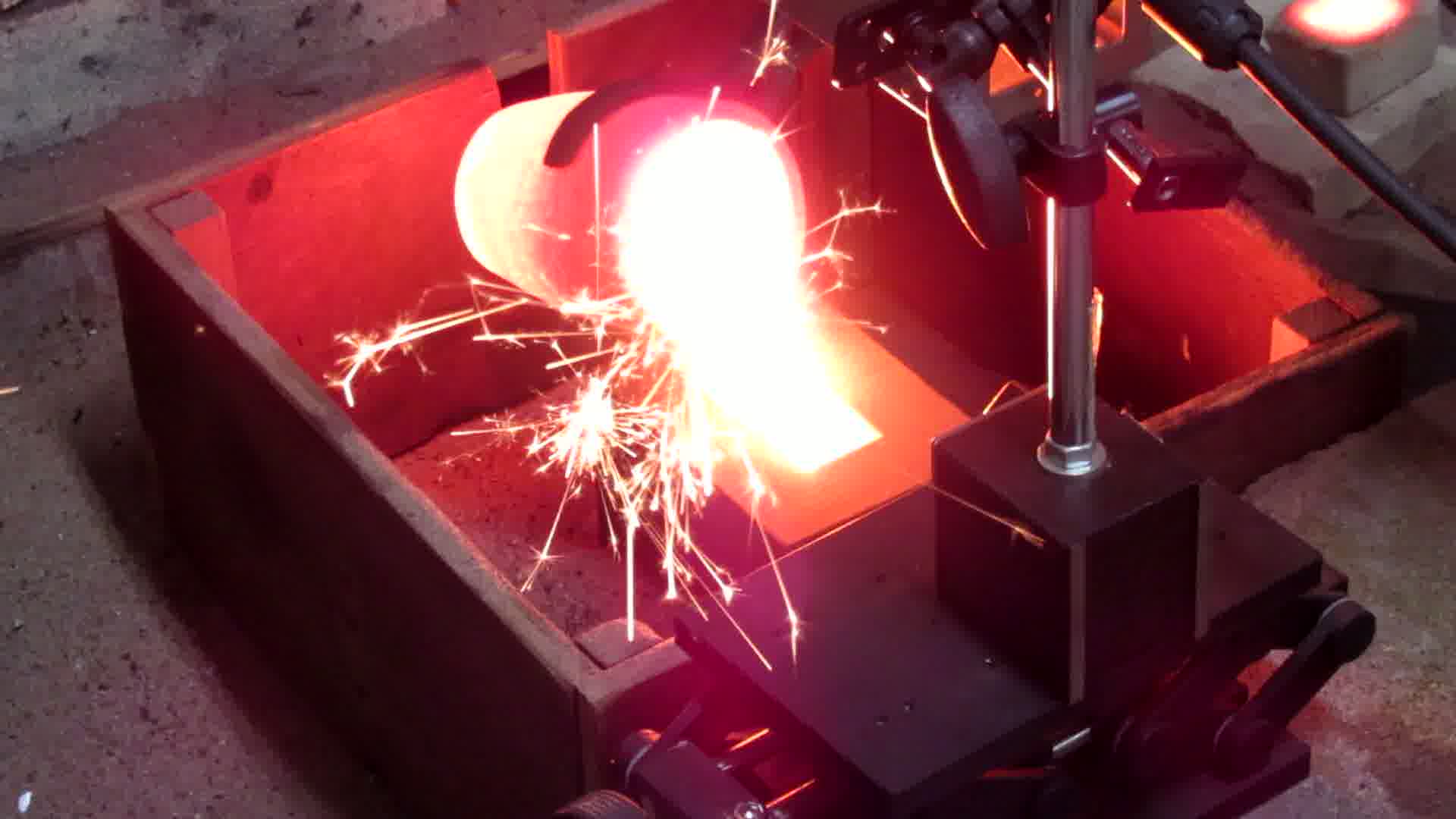 鋳鉄の鋳造実験の様子。鋳鉄は鉄合金の一種で、融点はスズ合金に比べるとかなり高いです！（実験の際には遮光メガネなどの保護具を着用します。）