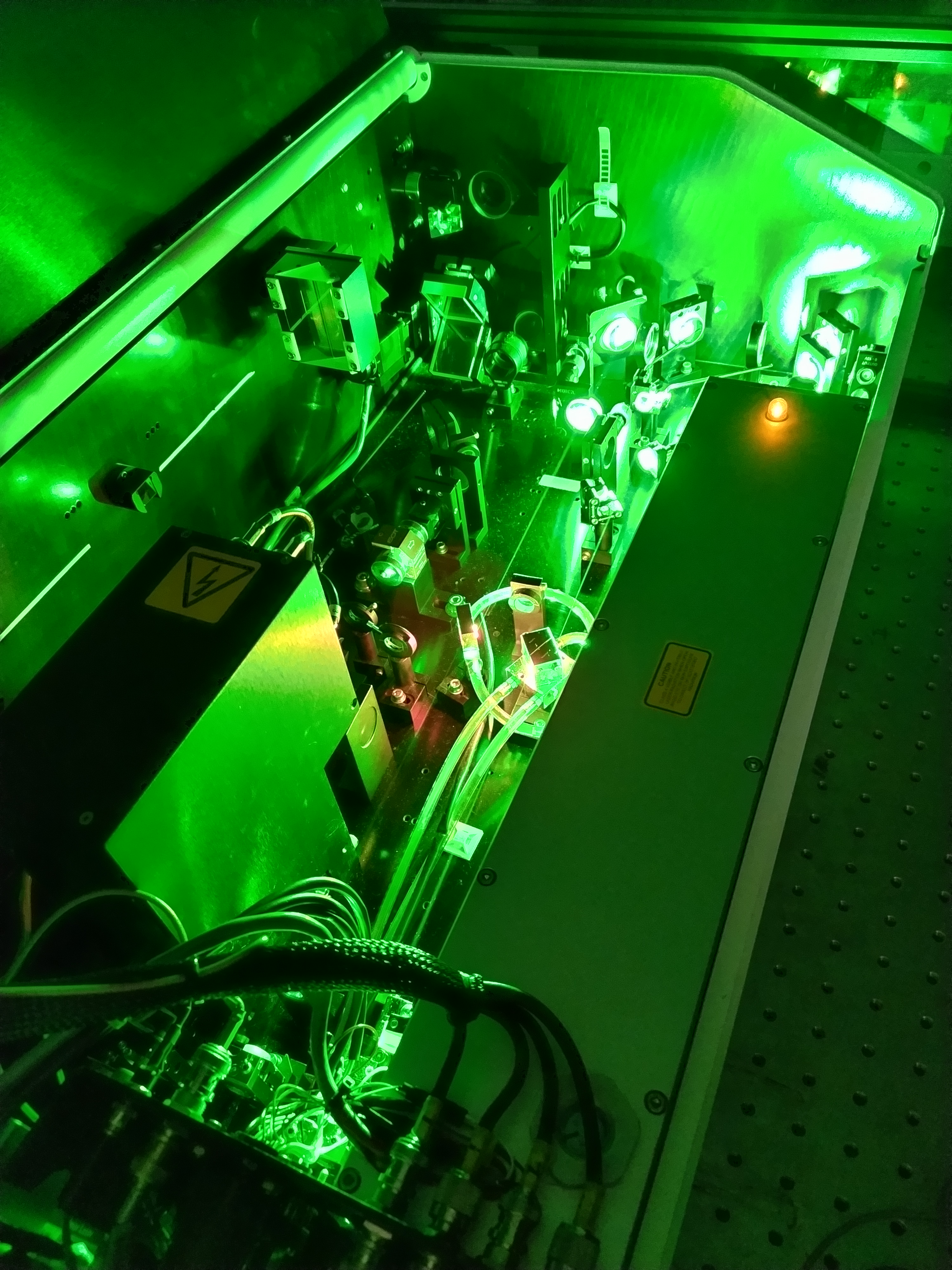 実験には、本装置で発生した100フェムト秒（10兆分の1秒）の超短パルスレーザー光を用います。