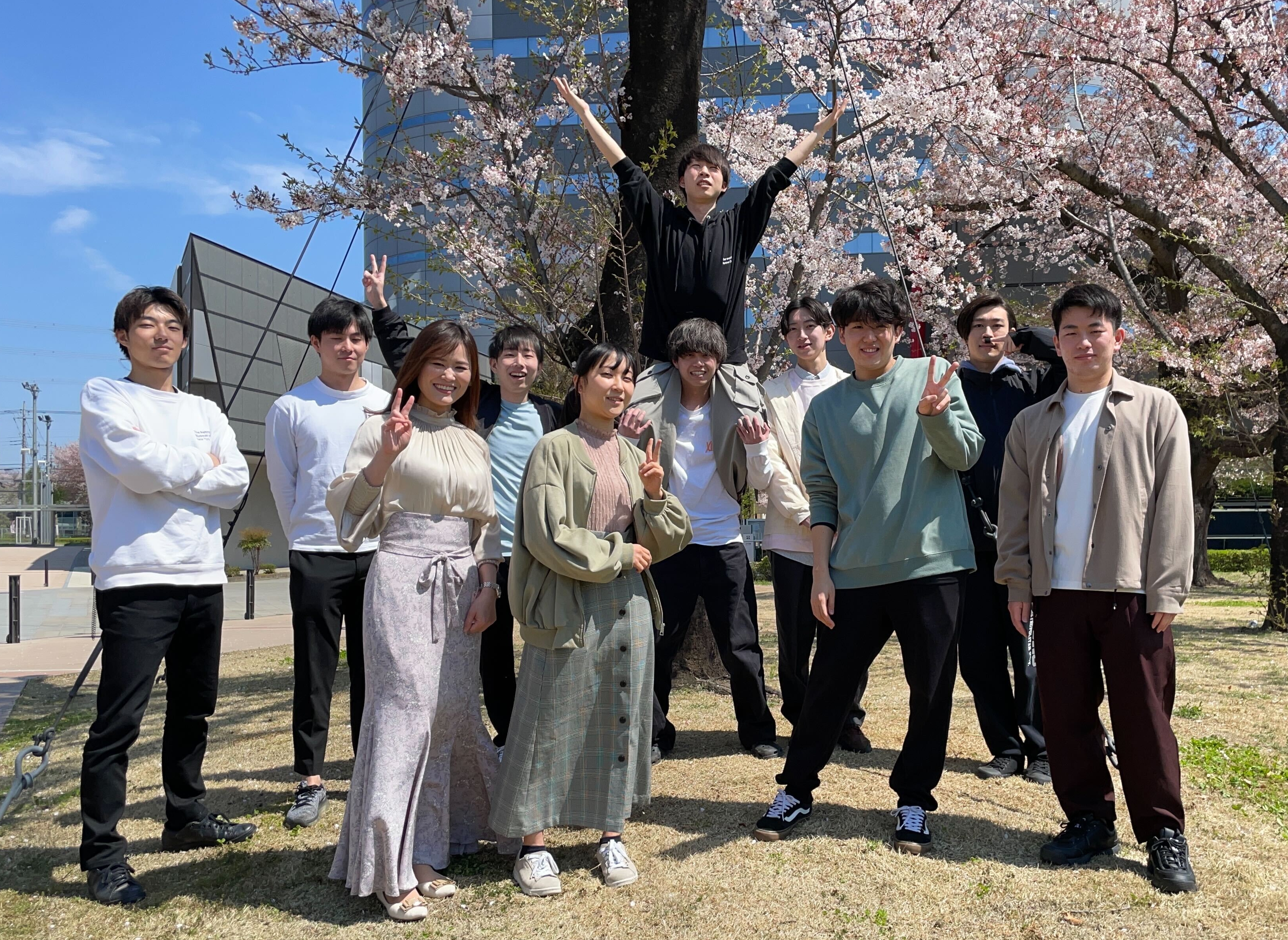 （東京都立大学の）私の研究室では、４月にいつもキャンパスの桜の下で集合写真を撮っていました。研究室の仲の良さや親しみやすい雰囲気が伝わるよう心掛けていました。