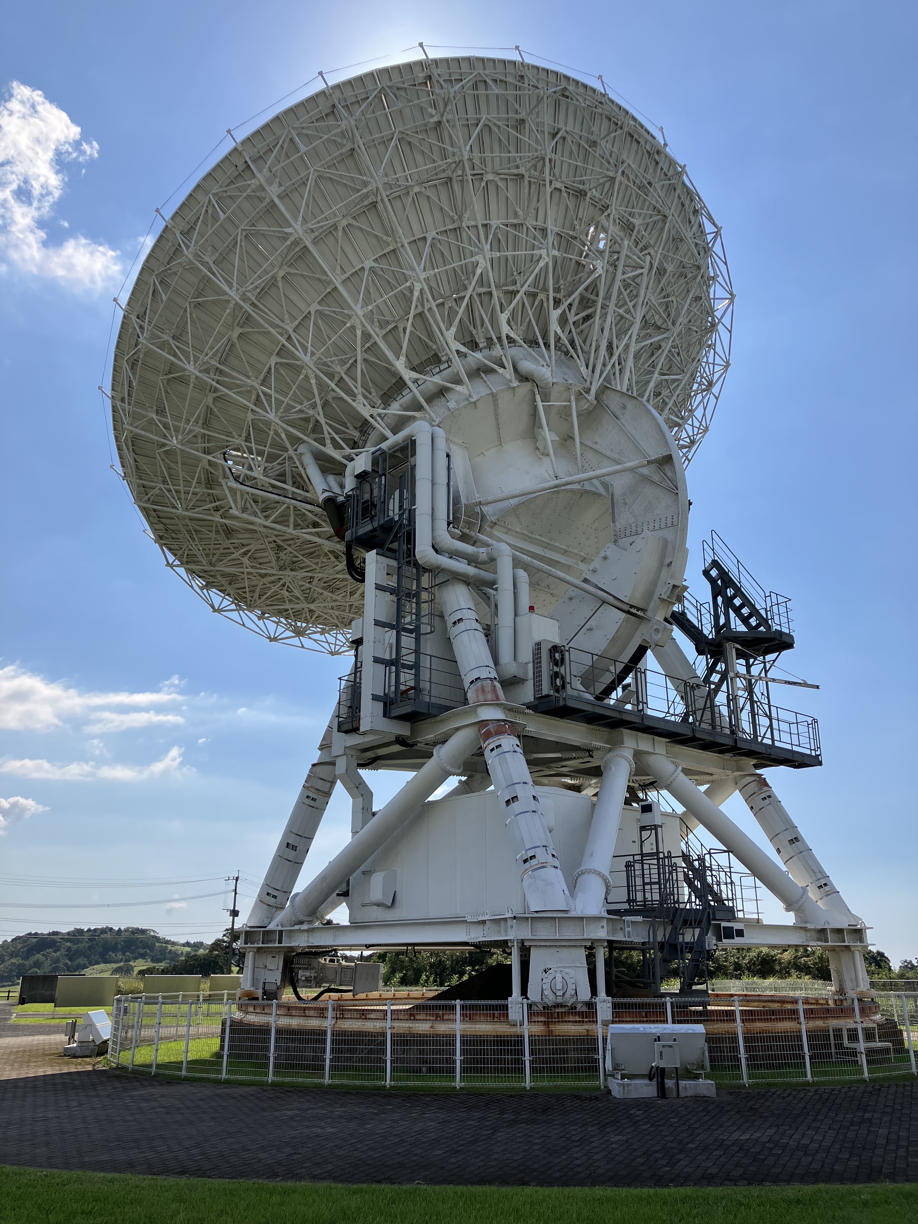 国立天文台と共同で運用する20m電波望遠鏡