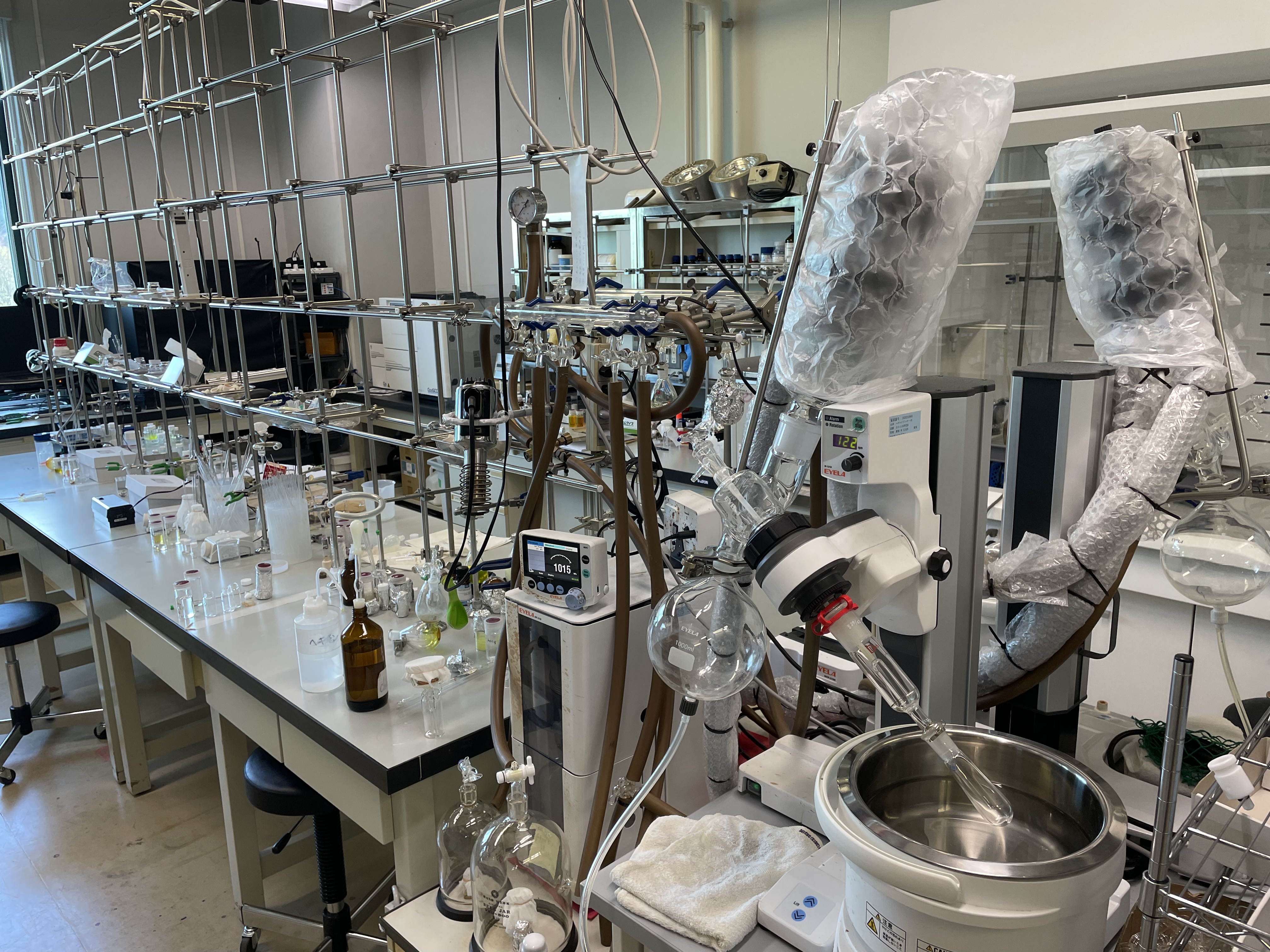 実験室の一部。実験台だけでなく、有機合成実験や結晶化実験を行うための色んな装置を併設しています。高校生から見たら不思議な世界？