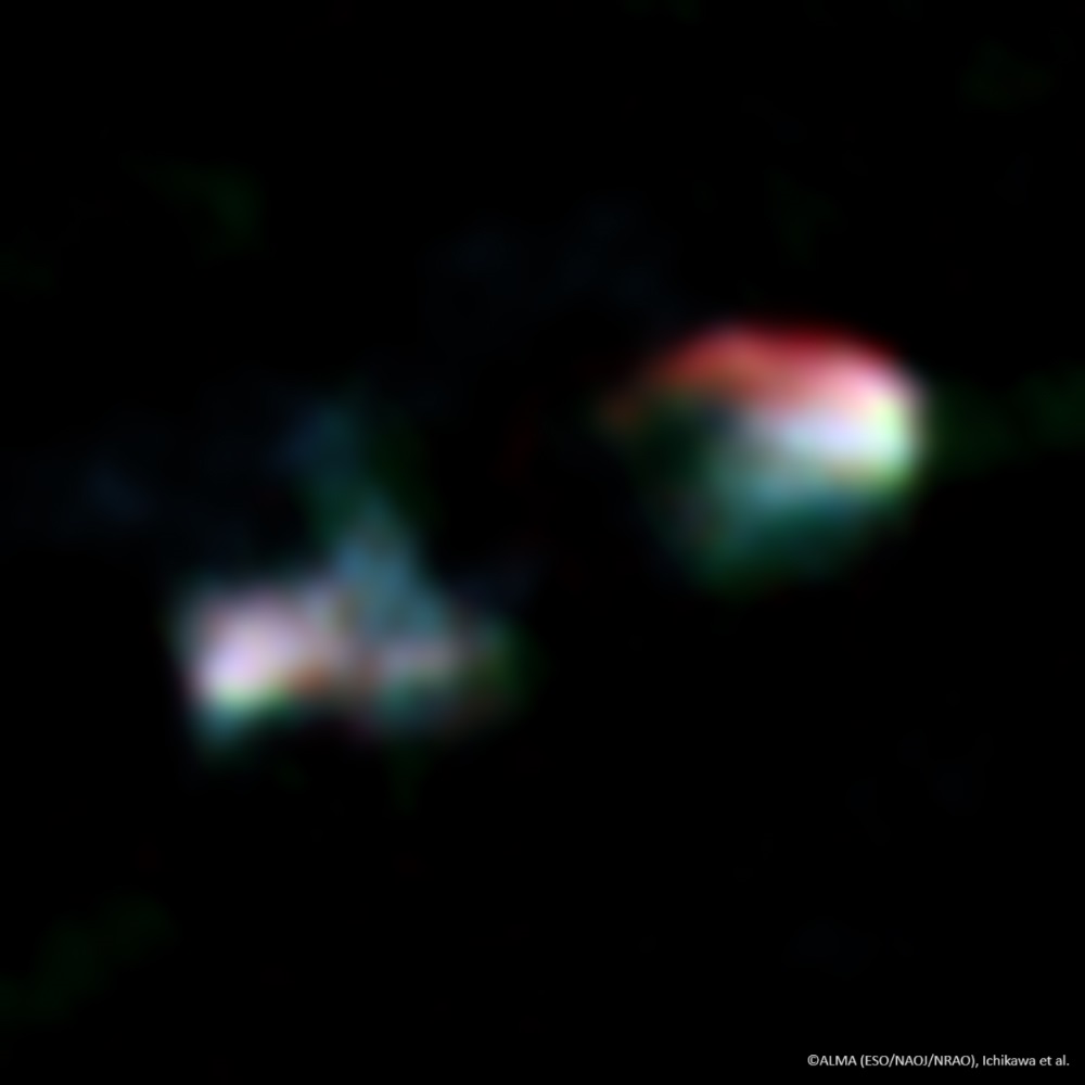 今回の研究テーマのターゲット天体のひとつであるVLA望遠鏡とアルマ望遠鏡の観測から得られたArp 187の電波画像 (VLA 4.86 GHzに青、VLA 8.44 GHzに緑、アルマ望遠鏡 133 GHzに赤を割り当てた擬似カラー画像)。2つの電波構造が見えるが、中心核 (画像中央部)は暗く、活動銀河核が「死につつある」ことがわかる。（画像：（C）ALMA (ESO/NAOJ/NRAO), Ichikawa et al.）
