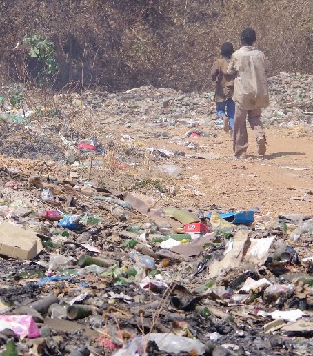 ザンビアの廃棄物埋め立て場。埋め立て場の敷地内に居住者がいます。