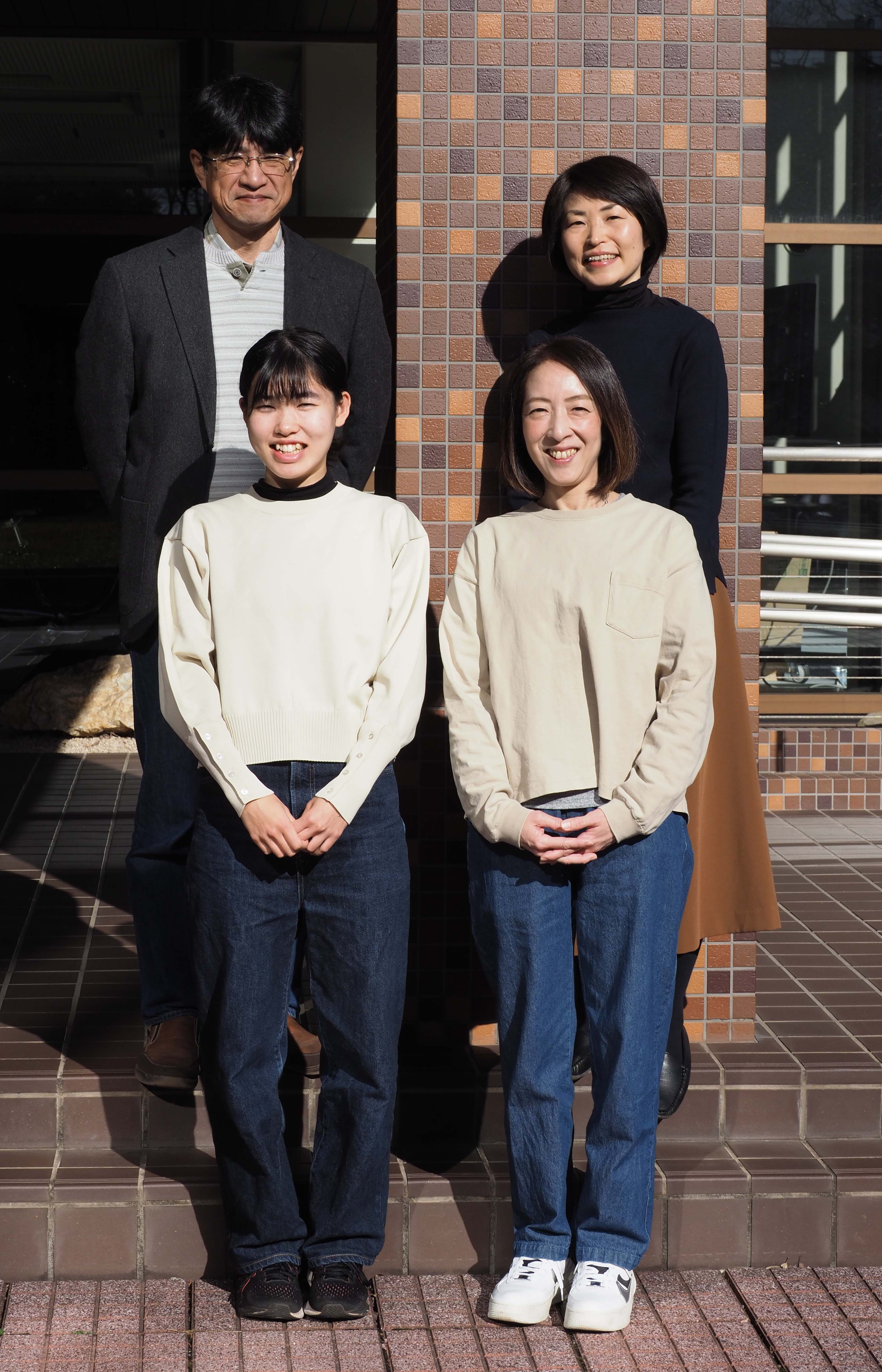 私（後列右）と、一緒に研究をしている谷本啓司先生（後列左）、研究室のみなさん。