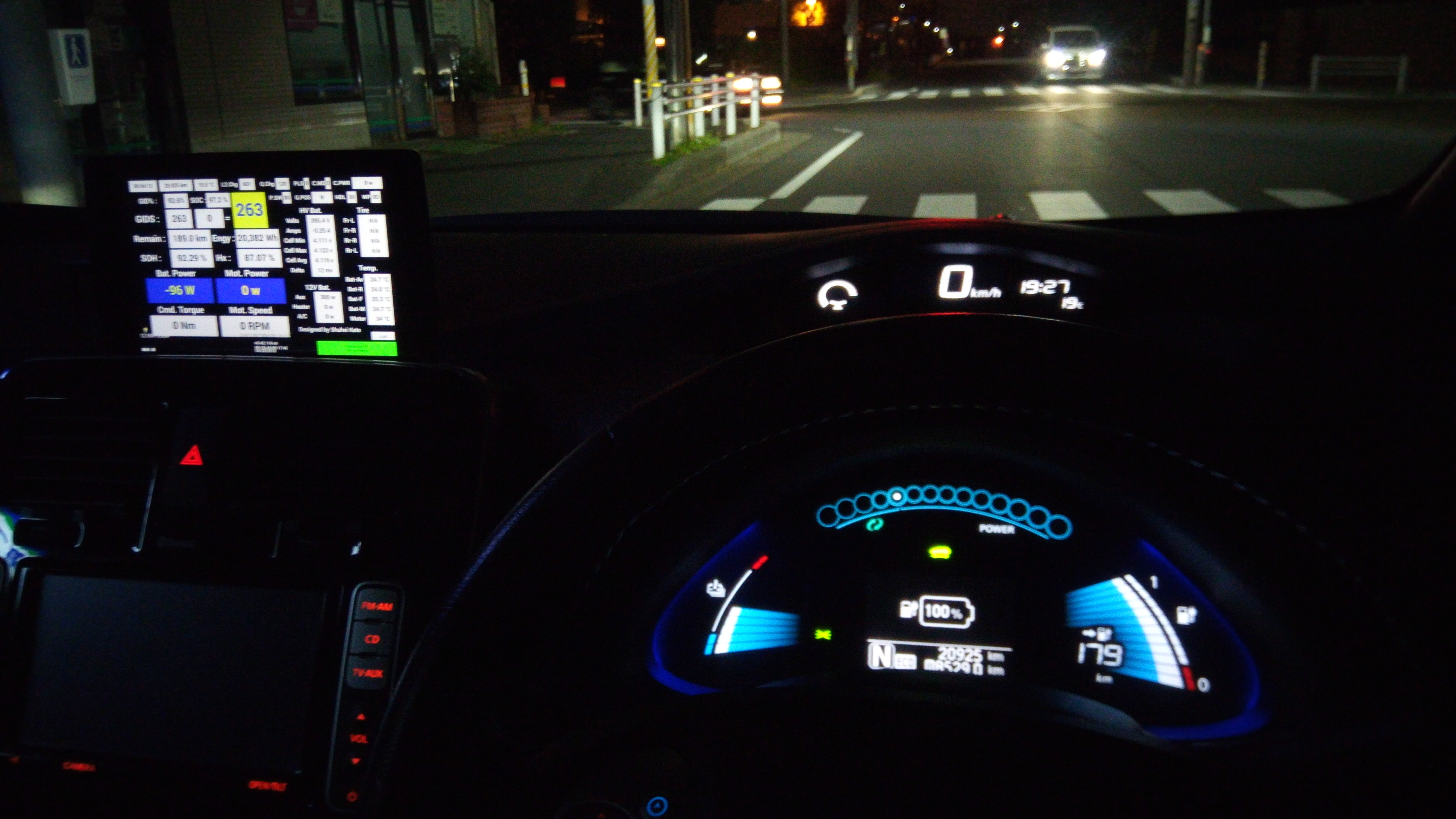 電気自動車の航続距離を延ばすエコなアクセルペダルの性能を評価するために試験走行（試験運転）しています。
