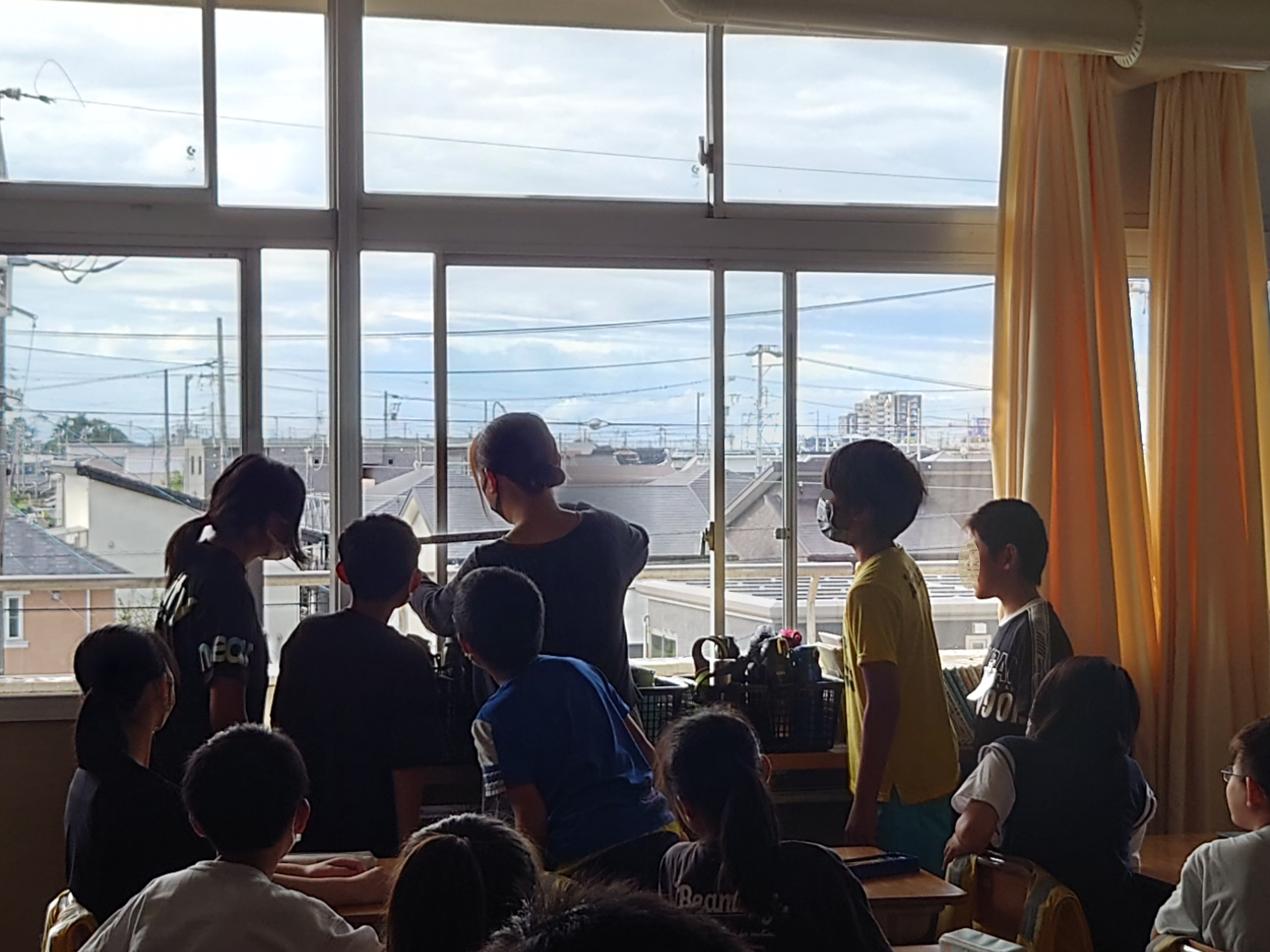石川研究室の学生が、小学校で体験型環境講座を実施したときの様子。コロナ禍でどのぐらい窓を開けたらよいのかを考えました。