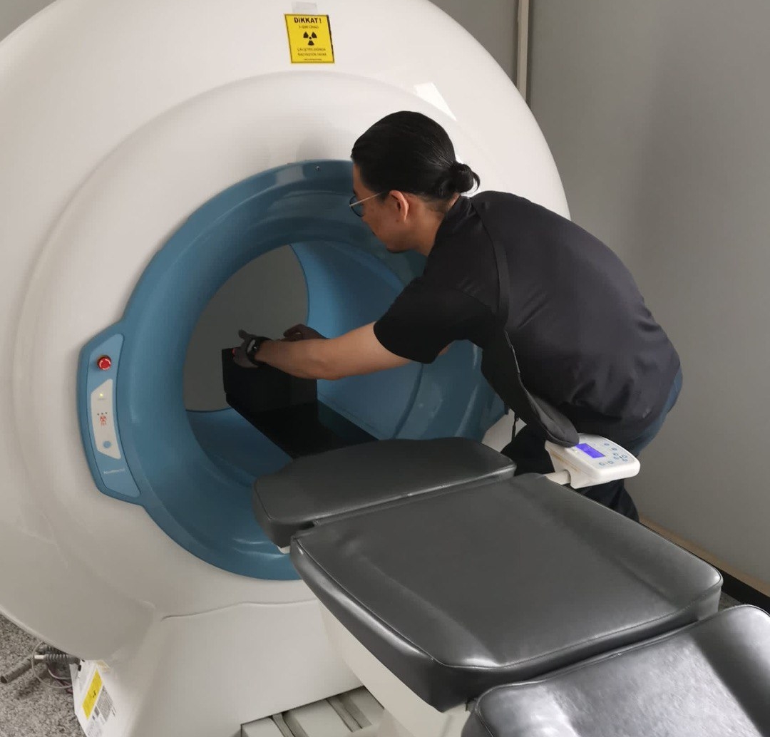 トルコの病院で、骨を医療用CTにかけるためにセッティングしているところです。CTの三次元データを元に形態分析を行います。
