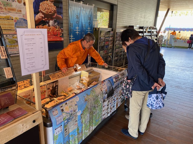 福井県産魚の効果的な販売促進を検討するため、2023年11月に長野県軽井沢市でインタビュー調査をしました。