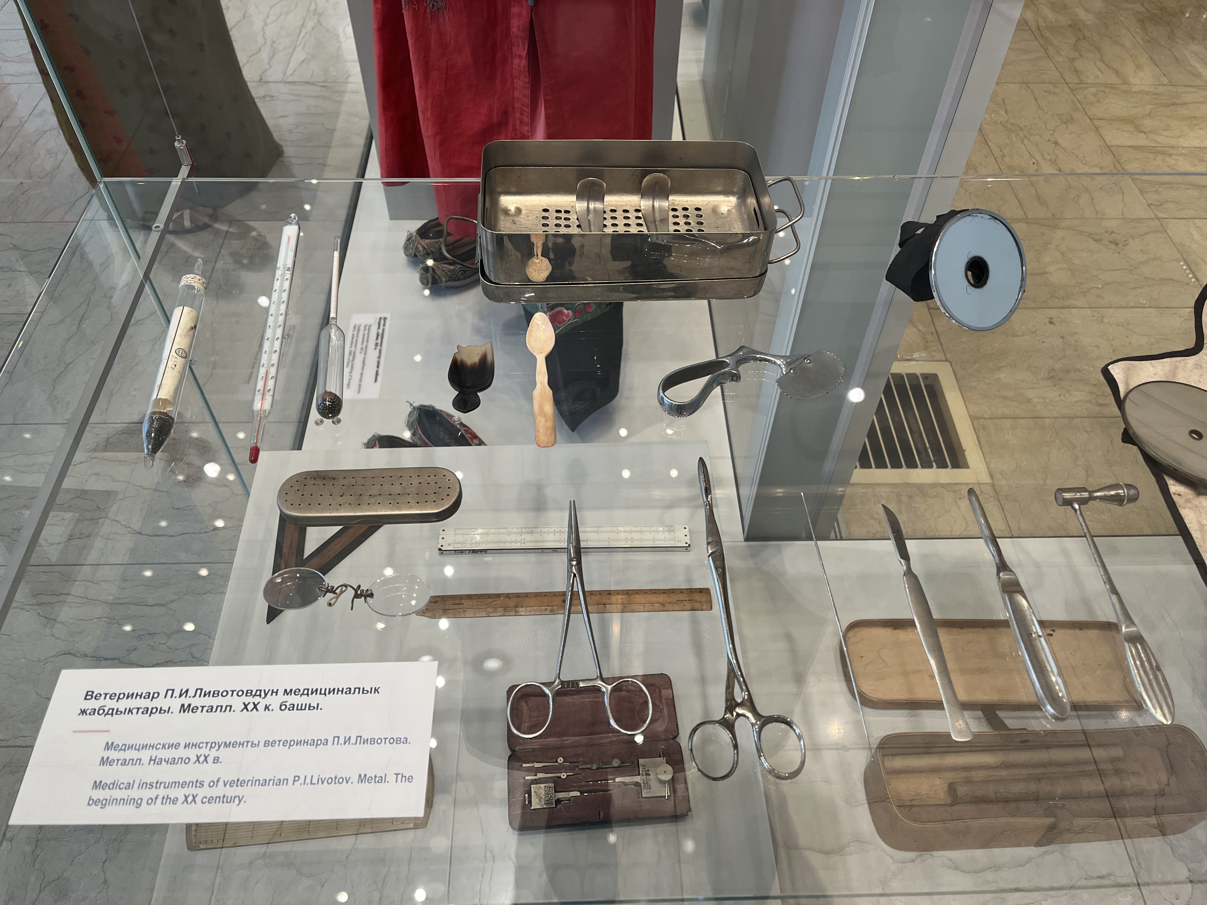 キルギス共和国の国立歴史博物館に展示されている20世紀初頭のロシア人医師の医療器具（宮崎撮影）。当時、この地域はロシア帝国に組み込まれていました。
