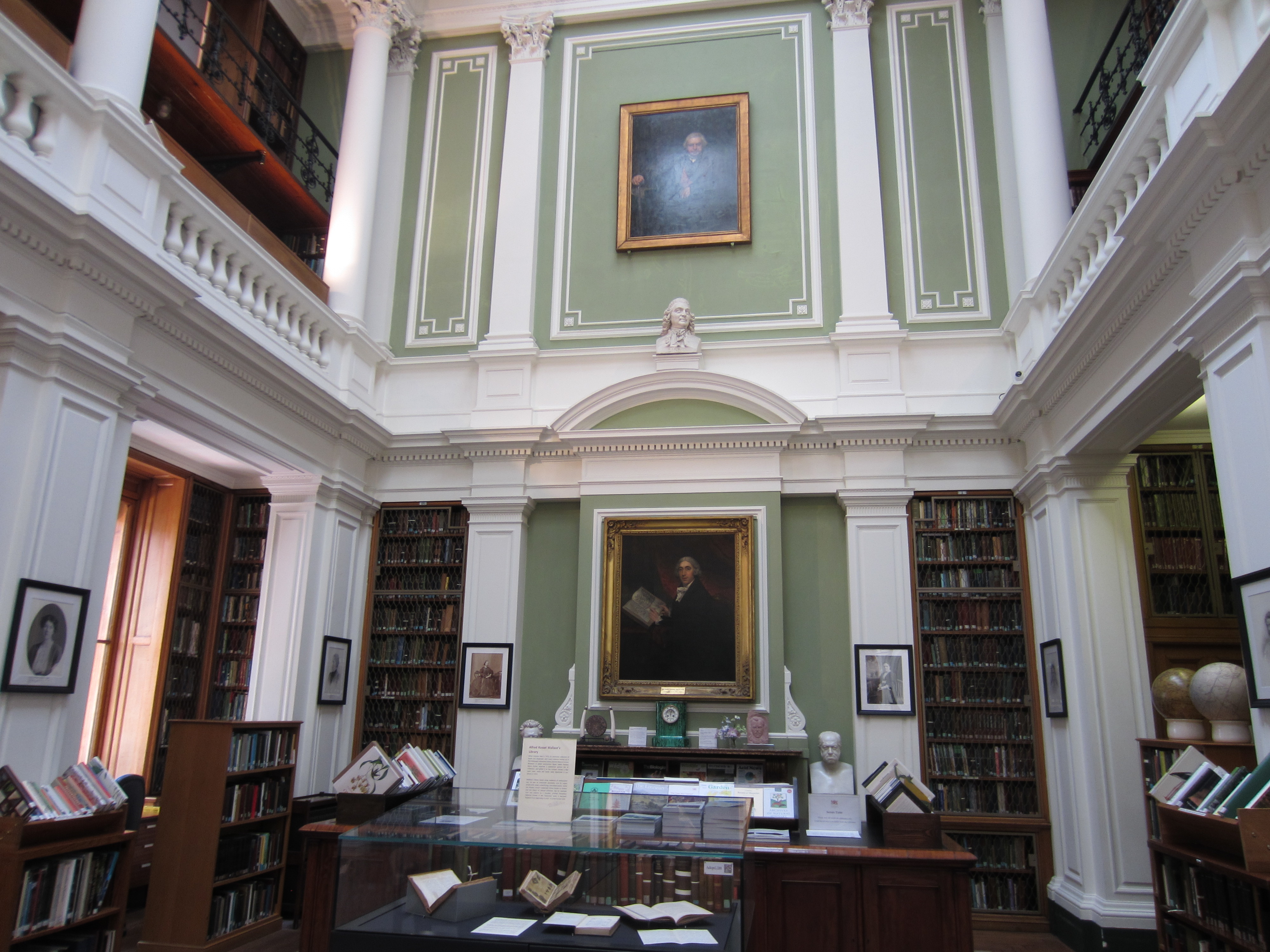 ロンドン・リンネ協会の図書館で、19世紀英国の産業デザイナーが執筆した論文・資料を調査をした時の写真です。ヴィクトリア時代のデザインの面白いところは、科学と芸術がが非常に近い関係にあったことです。例えば官立デザイン学校では、「芸術植物学」と呼ばれる授業がありました。（※リンネ協会は、ダーウィンが初めて進化論を発表した学術機関としても知られています）
