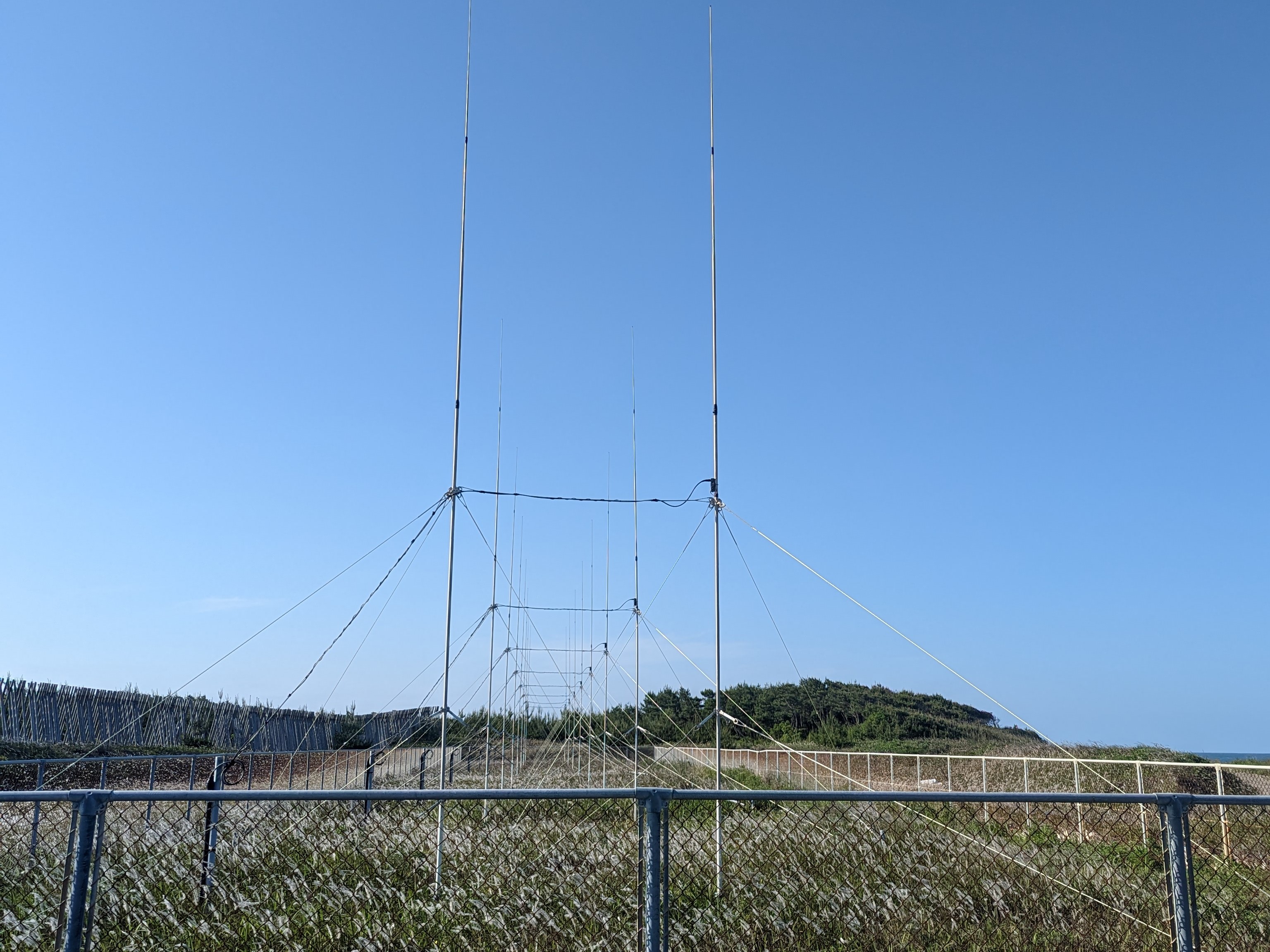 宮崎県の海岸に設置された海洋レーダーの写真です。海洋レーダーは電波を利用して、海の流れと波高を測定する装置です。