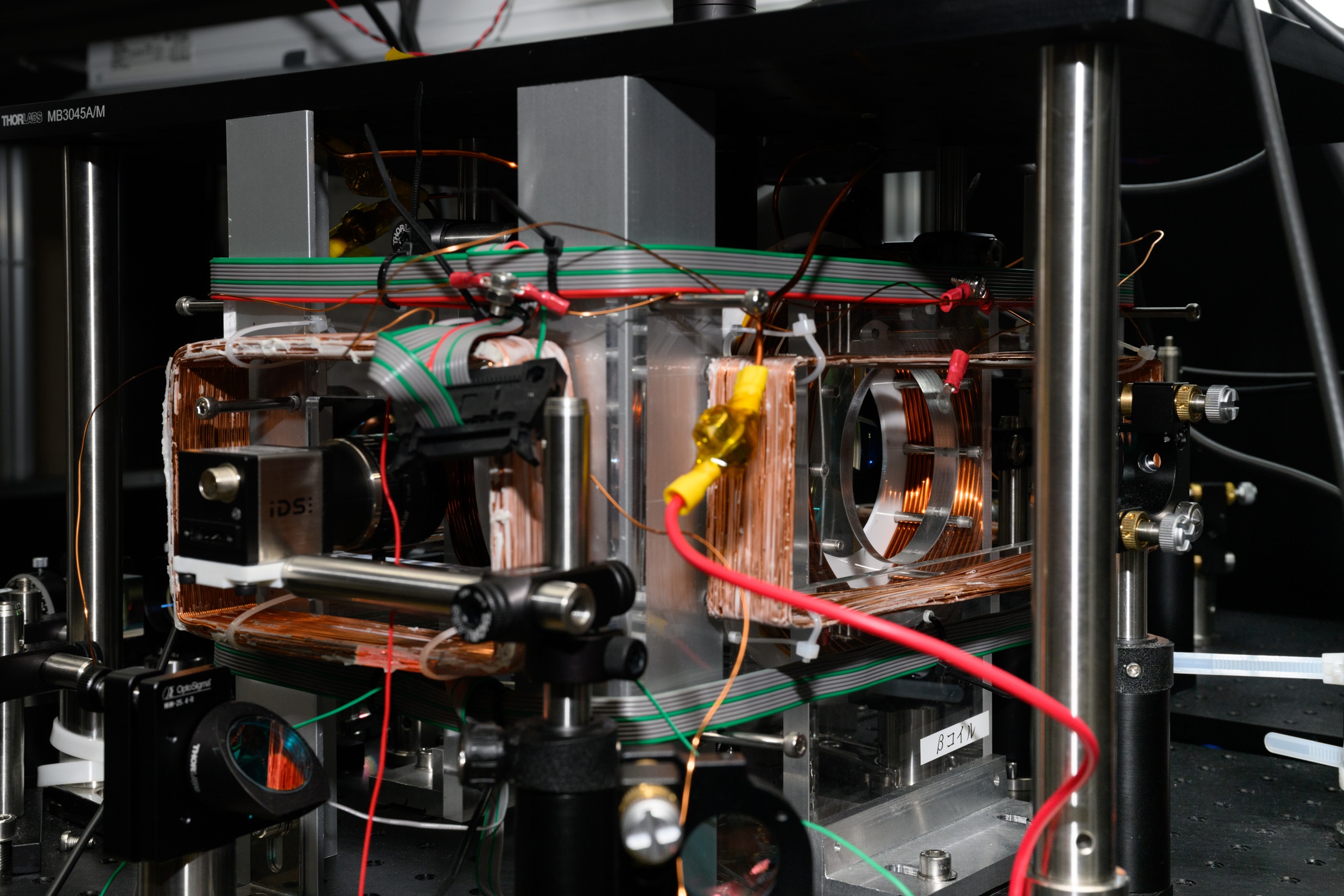 原子をレーザー冷却するための超高真空装置