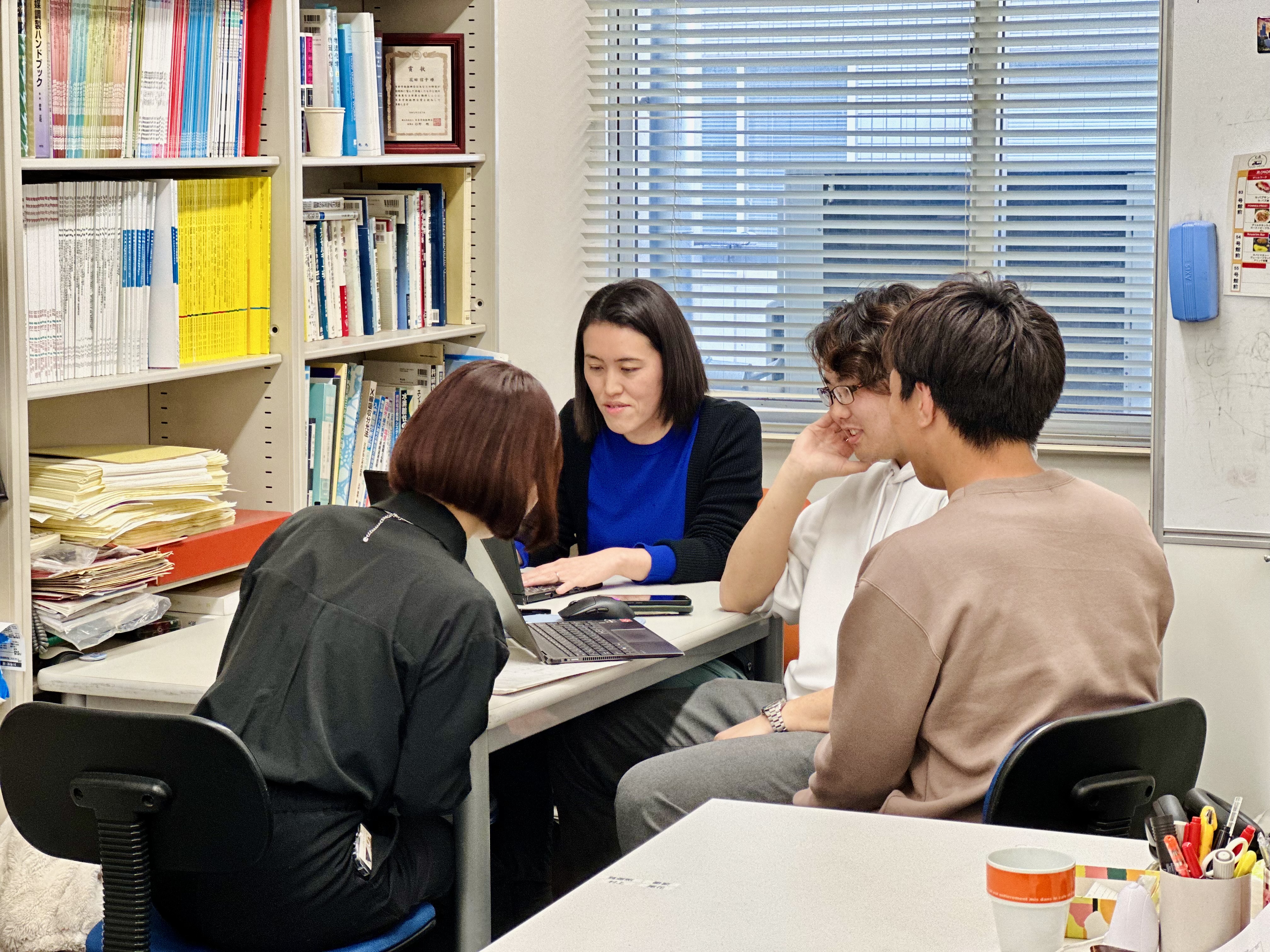 学生と研究内容についてディスカッションしている様子