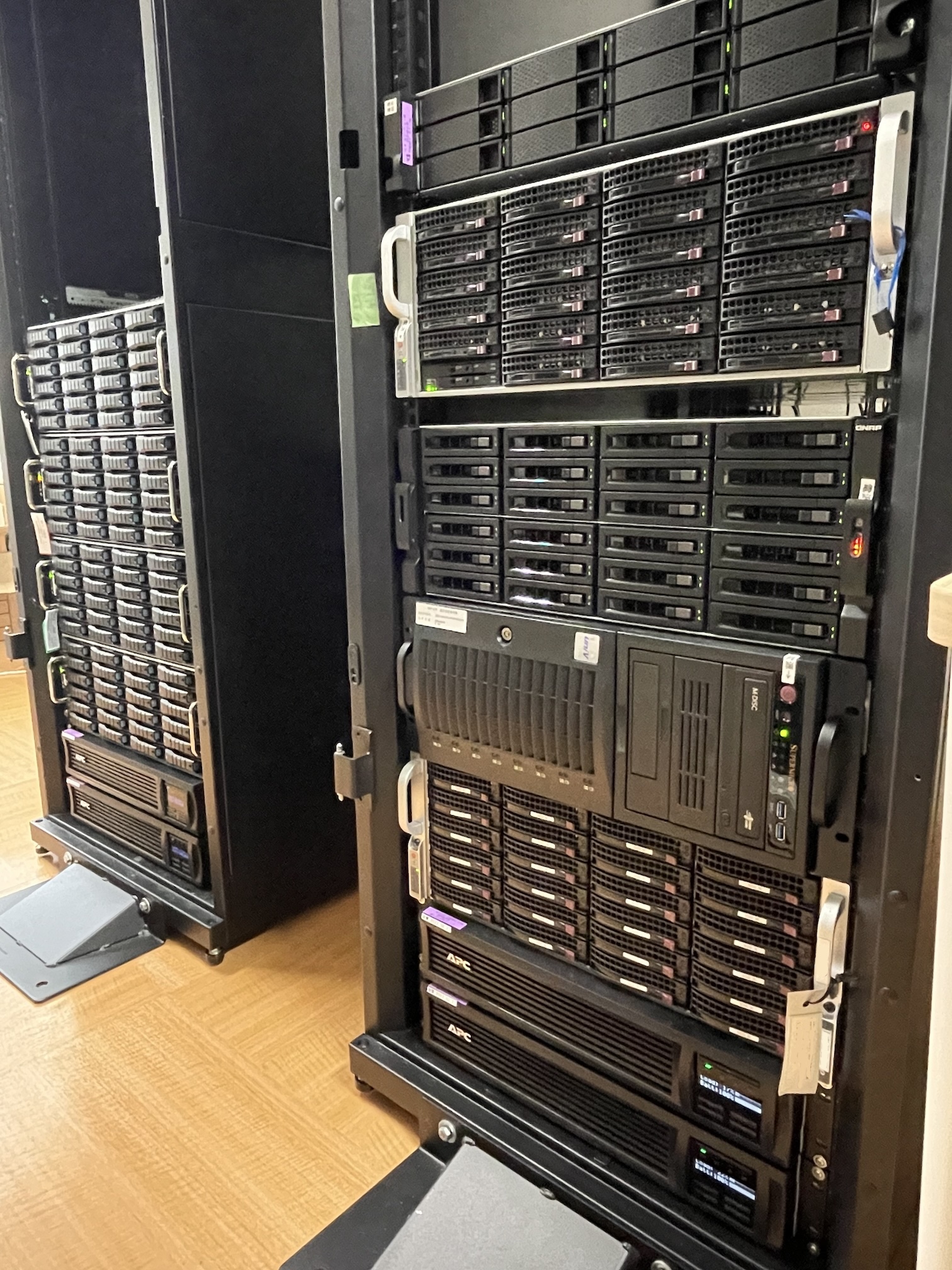 サーバー室に設置している研究用コンピュータです。何百テラバイト（＝何十万ギガバイト）にもなる大量のデータを保存するために、たくさんのハードディスクを備えた特殊なコンピュータを用いています。