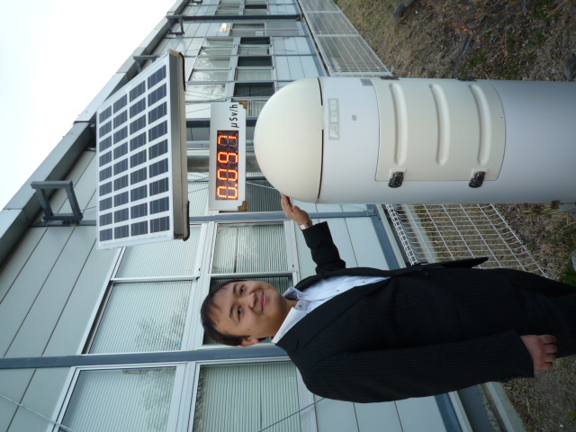 福島大学内では、今も放射線量を測定するモニタリングポストがあります。