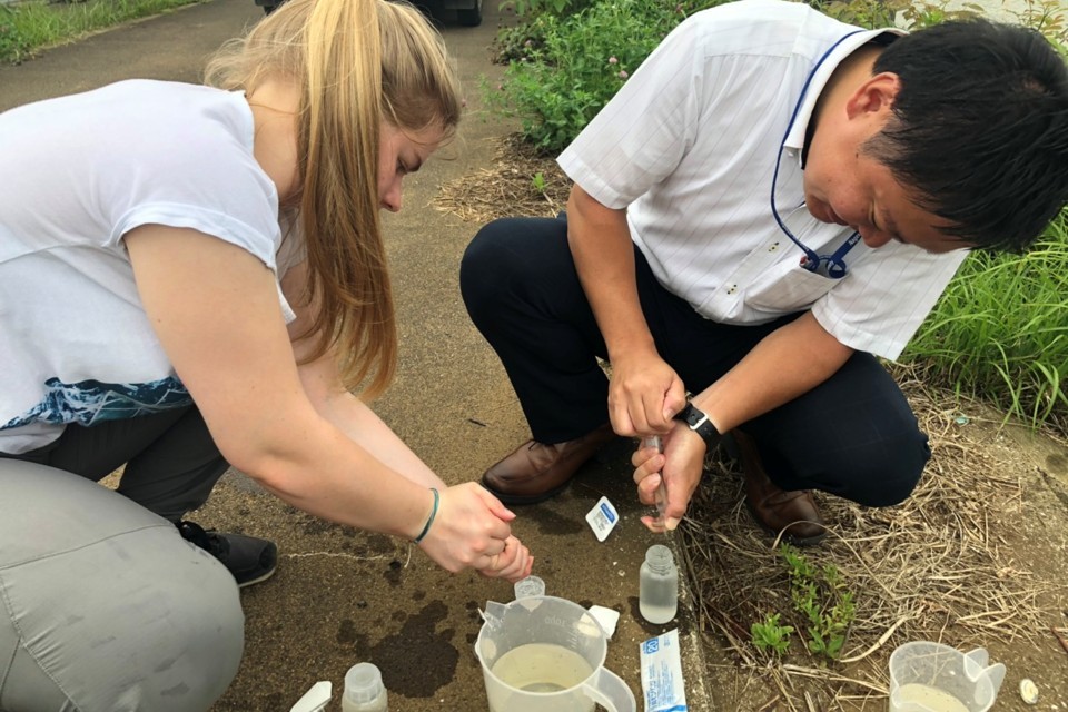 水試料をボトルに採水している様子です。長崎の離島・壱岐島で、当時短期留学で当研究室に来たイギリスの学生と一緒に調査しているところです。