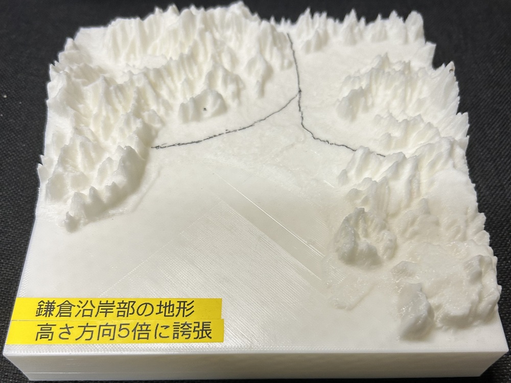 3Dプリンターで作った鎌倉沿岸部の3D地形模型。フィールドワークに加えて、いろいろなツールを使って地形や防災について学んでもらうようにしています。
