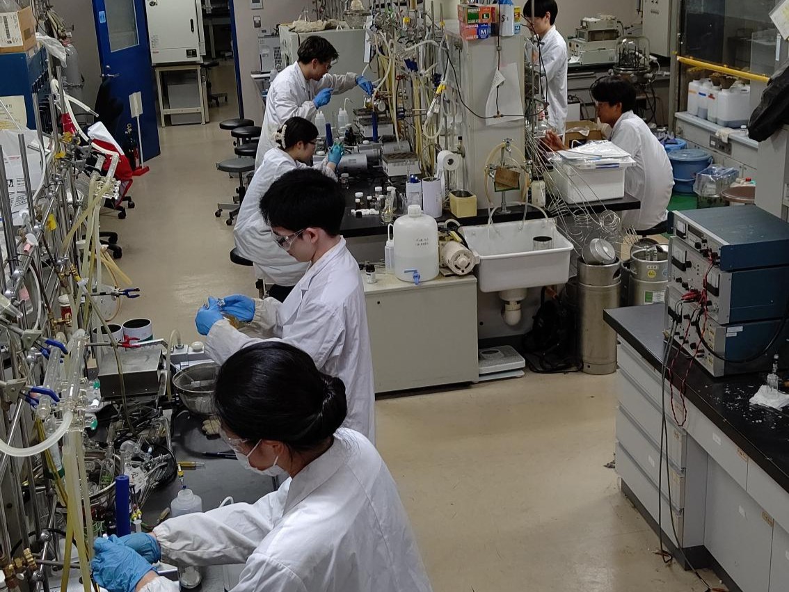 実験室の様子。まずはここでオリジナルな分子を合成するところから研究が始まります。