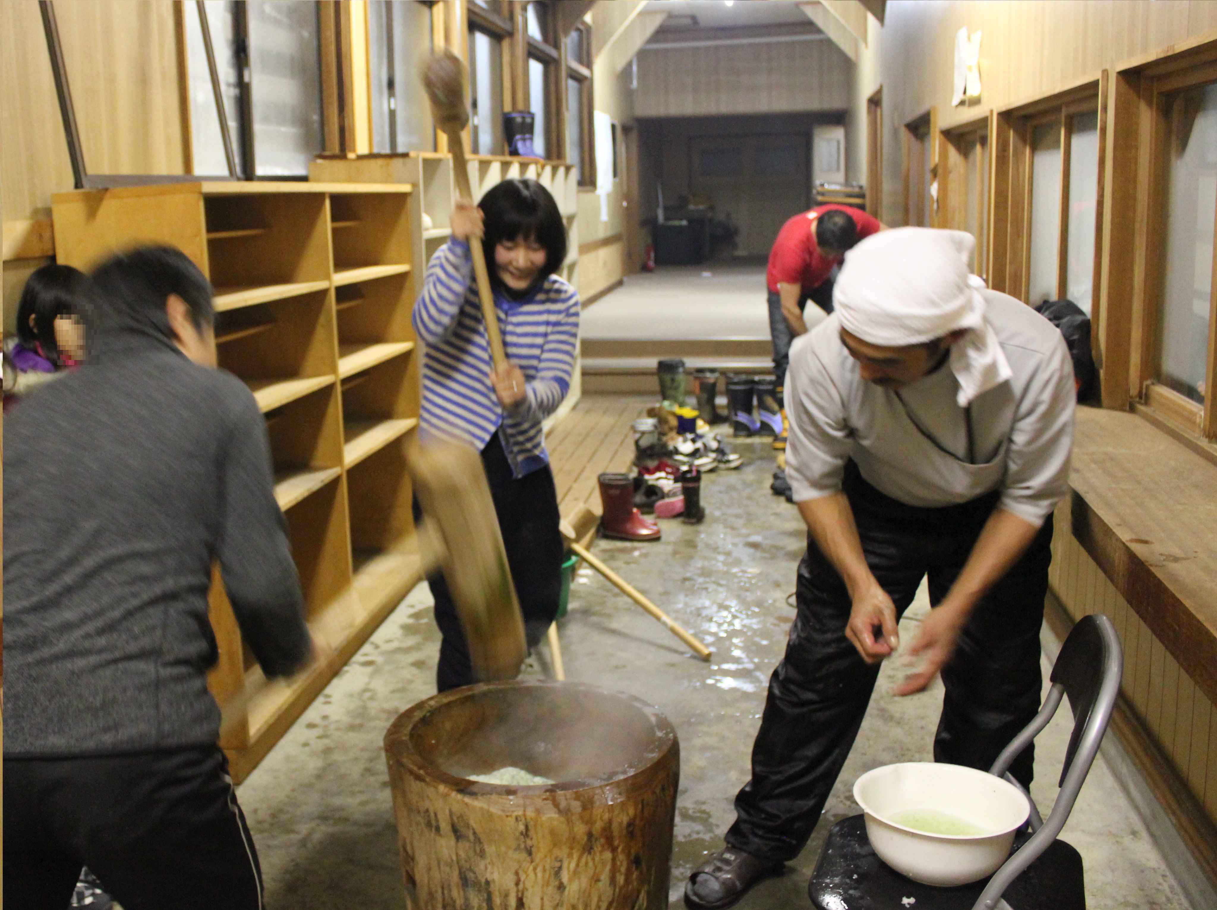 通い続けた北海道内のとある集落にて。餅つきも簡単ではありません。