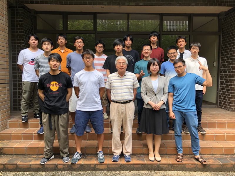 研究室メンバーと研究室の入っている建物の中庭で。大学４年生から大学院２年生まで各学年５人前後、研究生と博士課程の学生数人でワイワイ過ごしています。