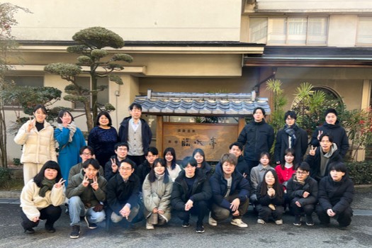 研究室のメンバーで訪れた温泉旅行のひとコマです。研究室では日々の研究活動に加えて、こうした課外イベントも大切にしています。研究は個人の探究心が原動力ですが、同時に、先生や同僚、先輩・後輩との信頼関係や協力が欠かせません。研究室での共同生活を通じて、学術的な刺激だけでなく、コミュニケーション力も培うことができます。