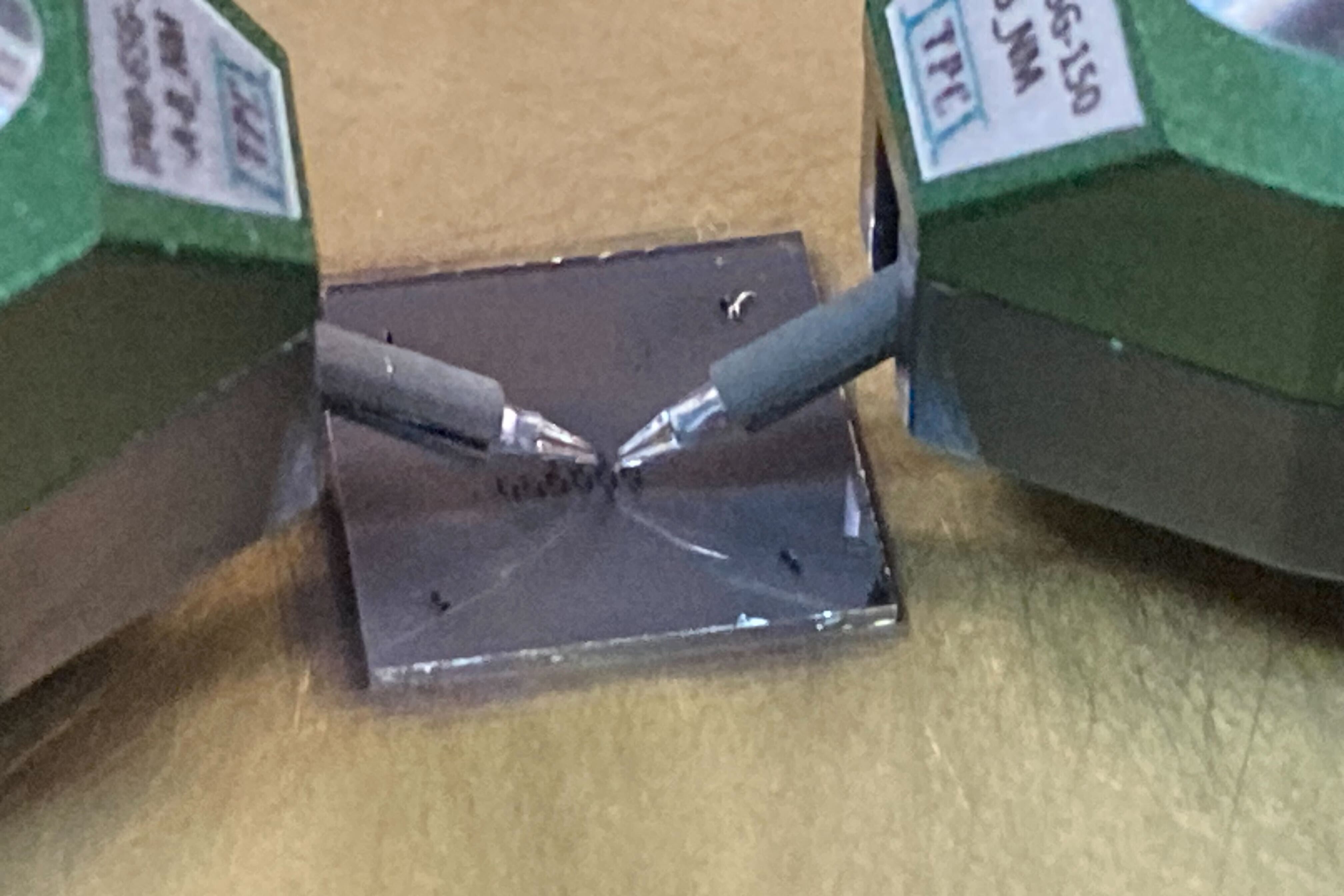 構造物を機械共振するための電極にコンタクトさせたプローバ装置