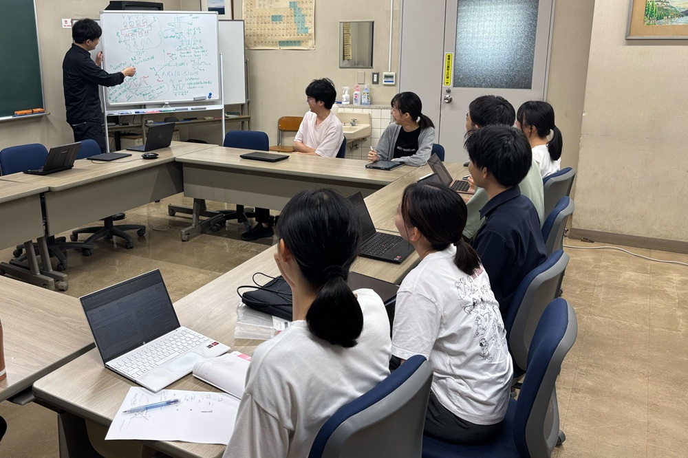 研究室でのミーティング風景。毎週、みんなで実験結果を議論しています。