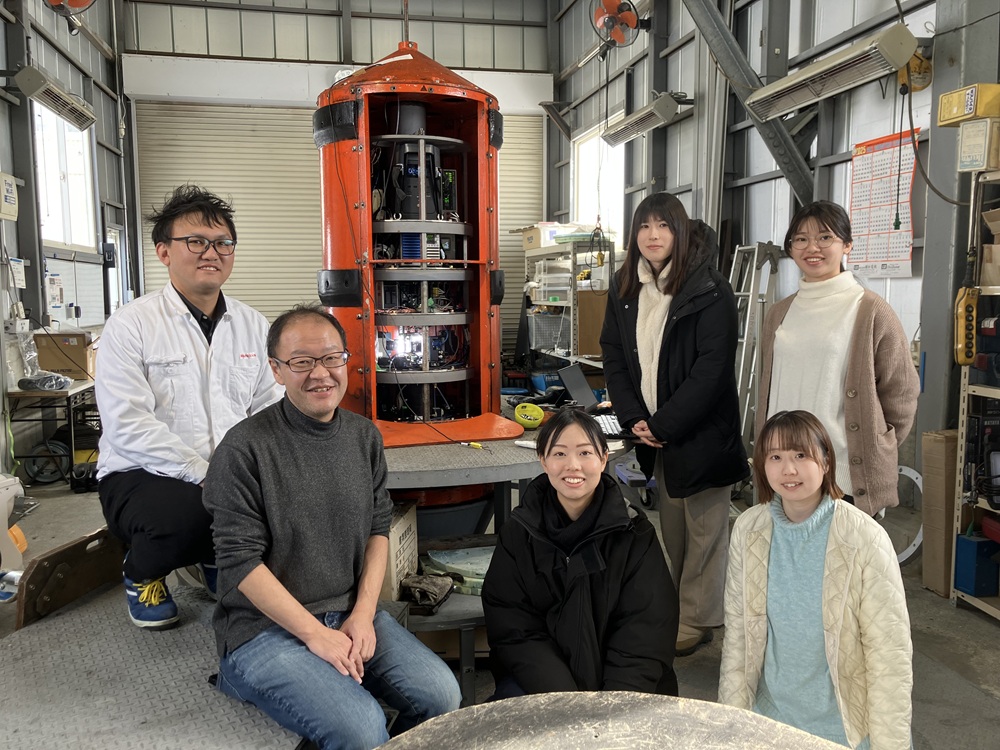 落下塔（フリーフォール）を利用した微小重力で水電解装置を動かし、施設に泊まり込みながら、学生や社会人の方と一緒に実験をしています。