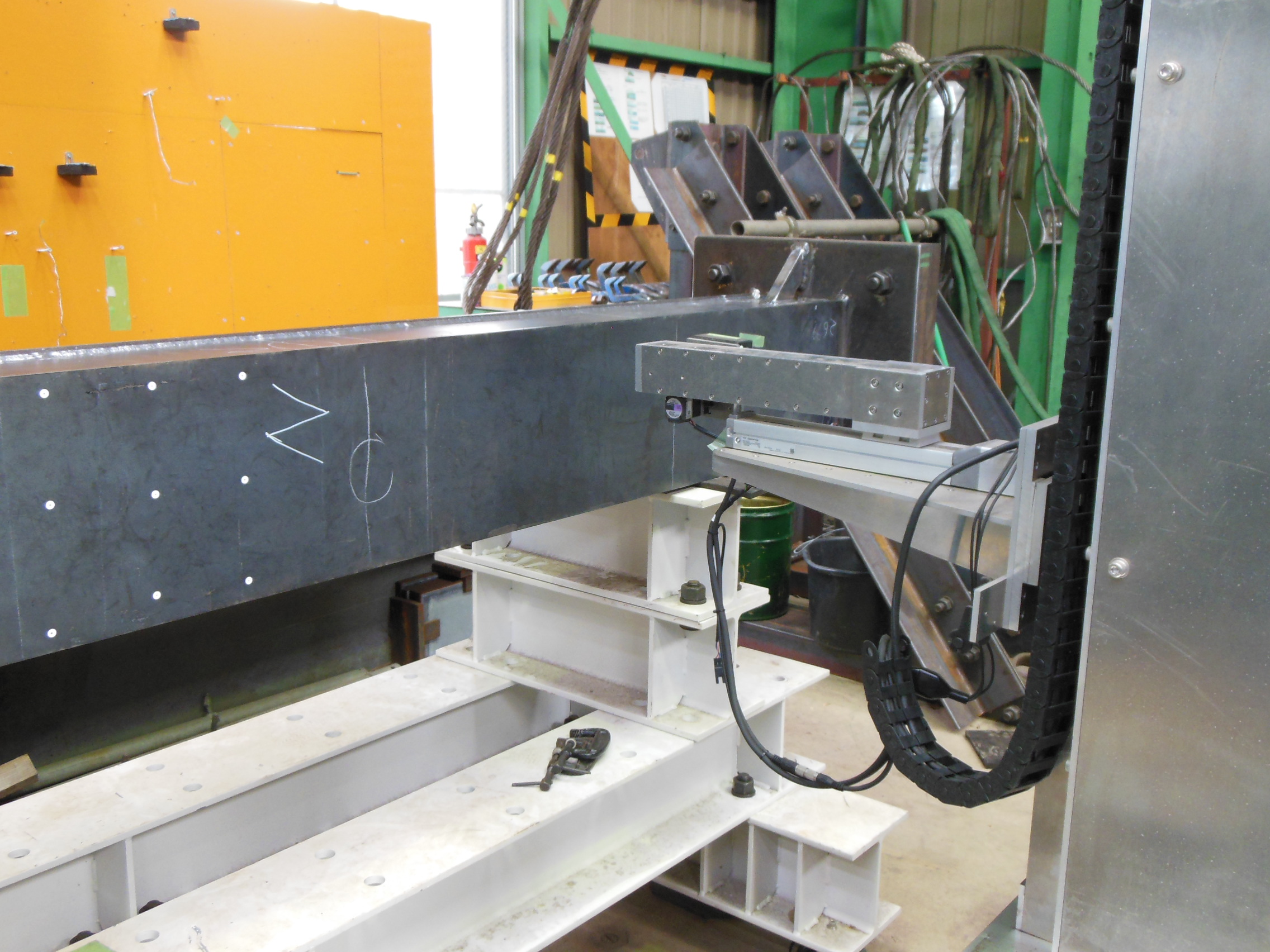 レーザー計測装置を用いた、試験体の表面形状計測の様子