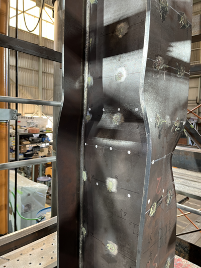 圧縮載荷試験によって、座屈変形が生じたH形断面部材