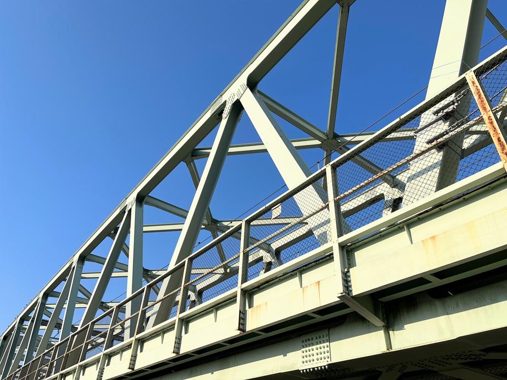 研究対象としているトラス形式の鋼橋の例
