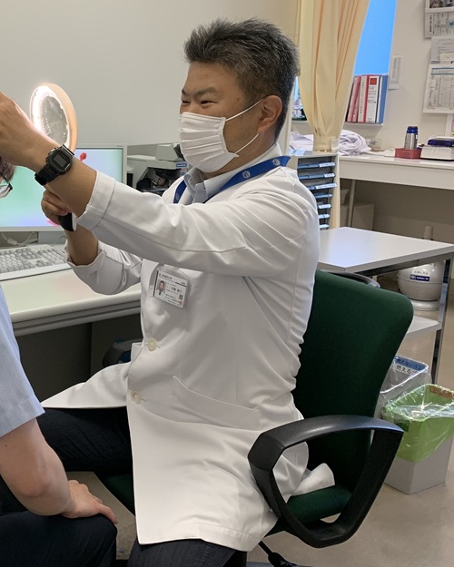 脱毛症外来の一コマ。毛髪を拡大してみれる特殊なスコープを用いています。