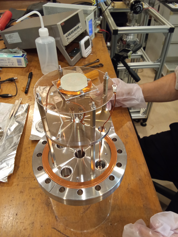 装置を組み立てている様子です。中央にある焦電性結晶の下に加熱用のヒーターがあります。