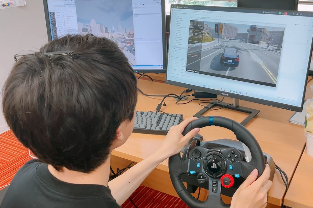 ドライビングシミュレータを用いて運転アシスト制御の実験を行っています。実機を使わないシミュレーションの利点を活かして、自分のアイデアを気軽に試すことができます。
