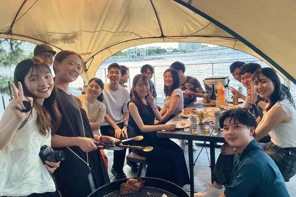 2025年のOGOB会。BBQを行っています。４年生で研究室に配属された後は一緒に切磋琢磨して研究に取り組みます。その中で生涯の大事な繋がりを作ることができます。