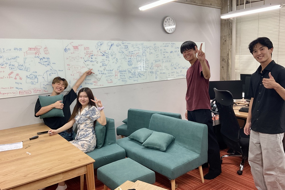 学生部屋の様子です。ホワイトボードで色々アイデアを出しながら、それを理論やシミュレーションを通して意味のある形にしていきます。