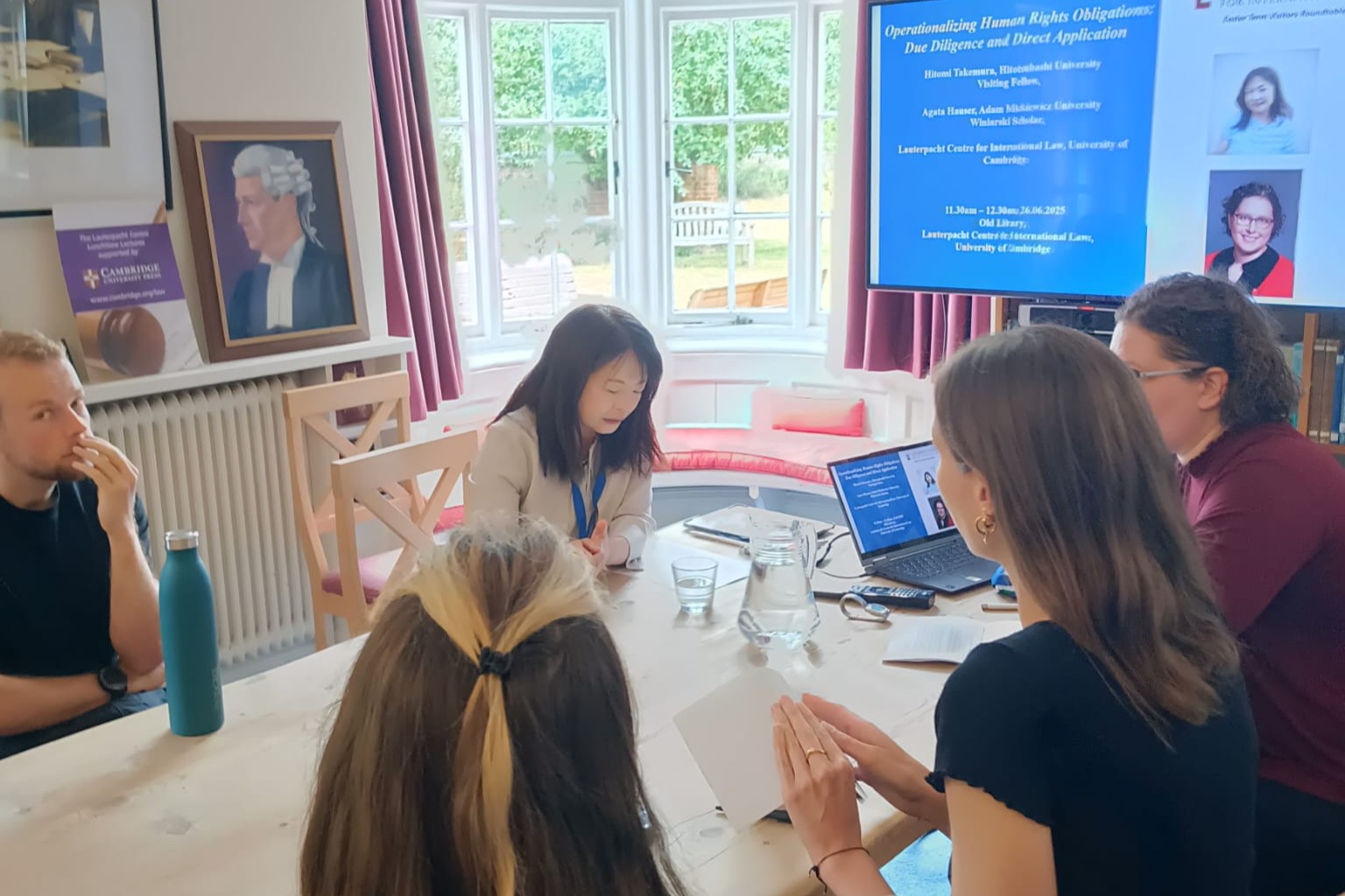 海外の共同研究先のケンブリッジ大学の国際法研究所にて、研究発表の様子