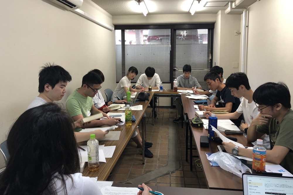 コロナ禍以前に伊勢志摩ユースホステルでゼミ合宿を行い、シリア情勢について模擬安全保障理事会を行いました。