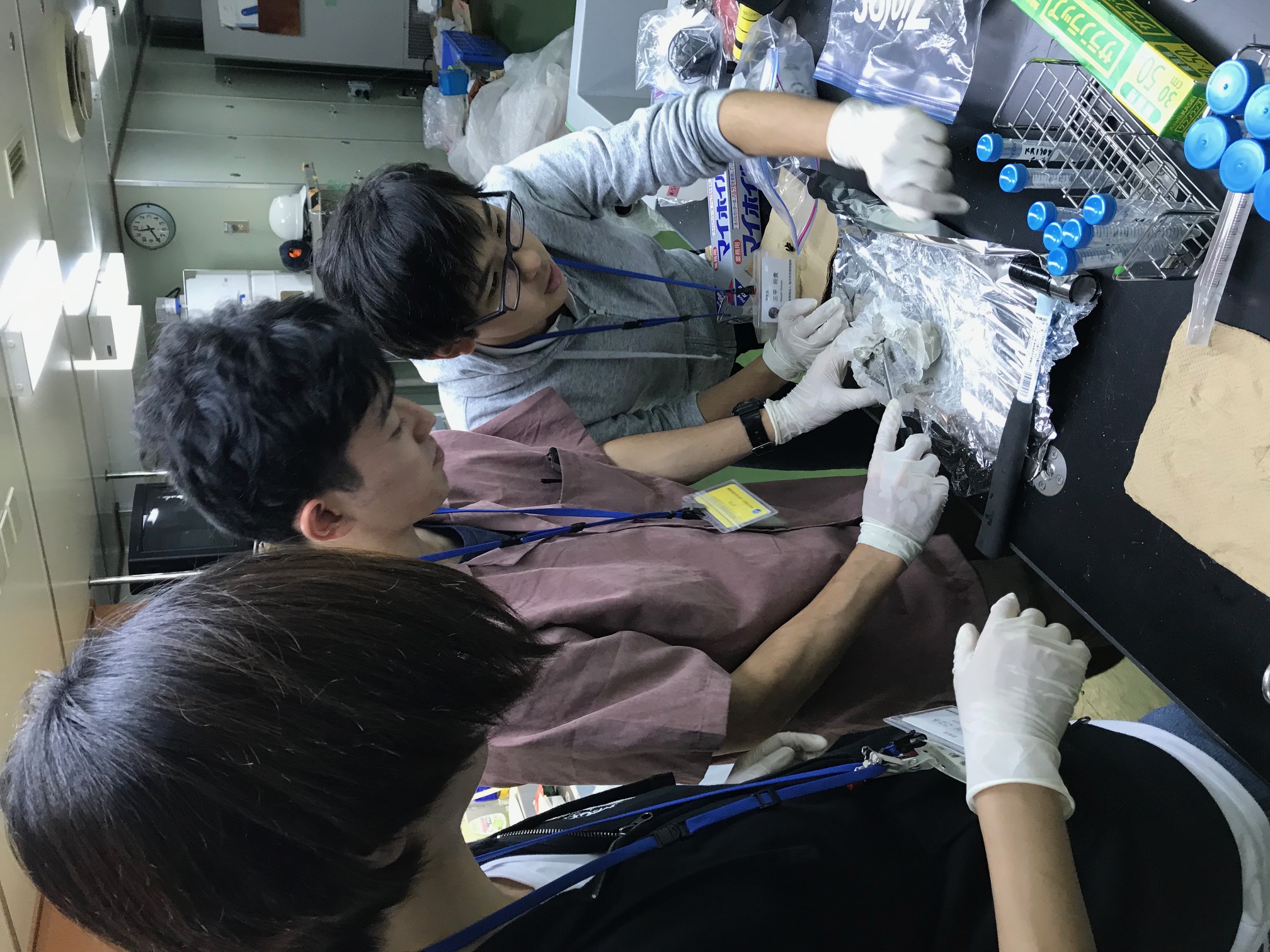 船の中で研究室メンバーが作業をしています