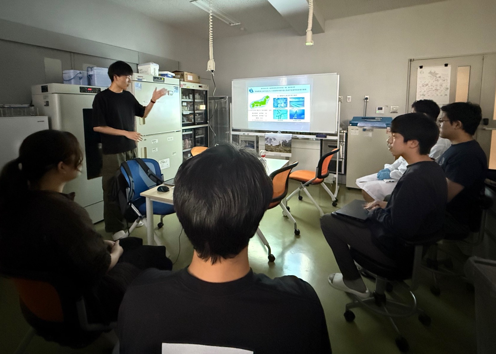 研究室でのゼミの様子