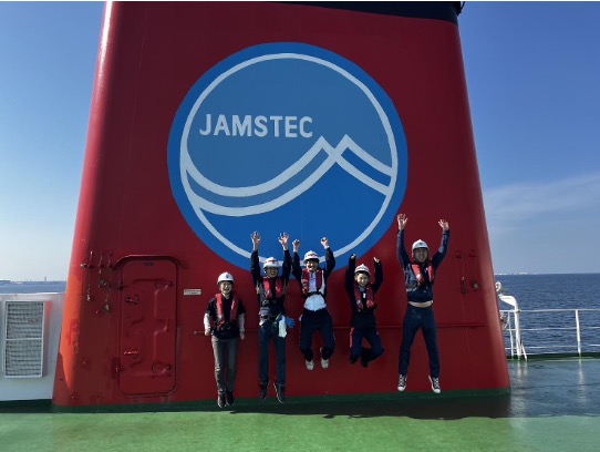 研究のために海洋研究開発機構（JAMSTEC）の船舶による研究航海に参加することがあります。